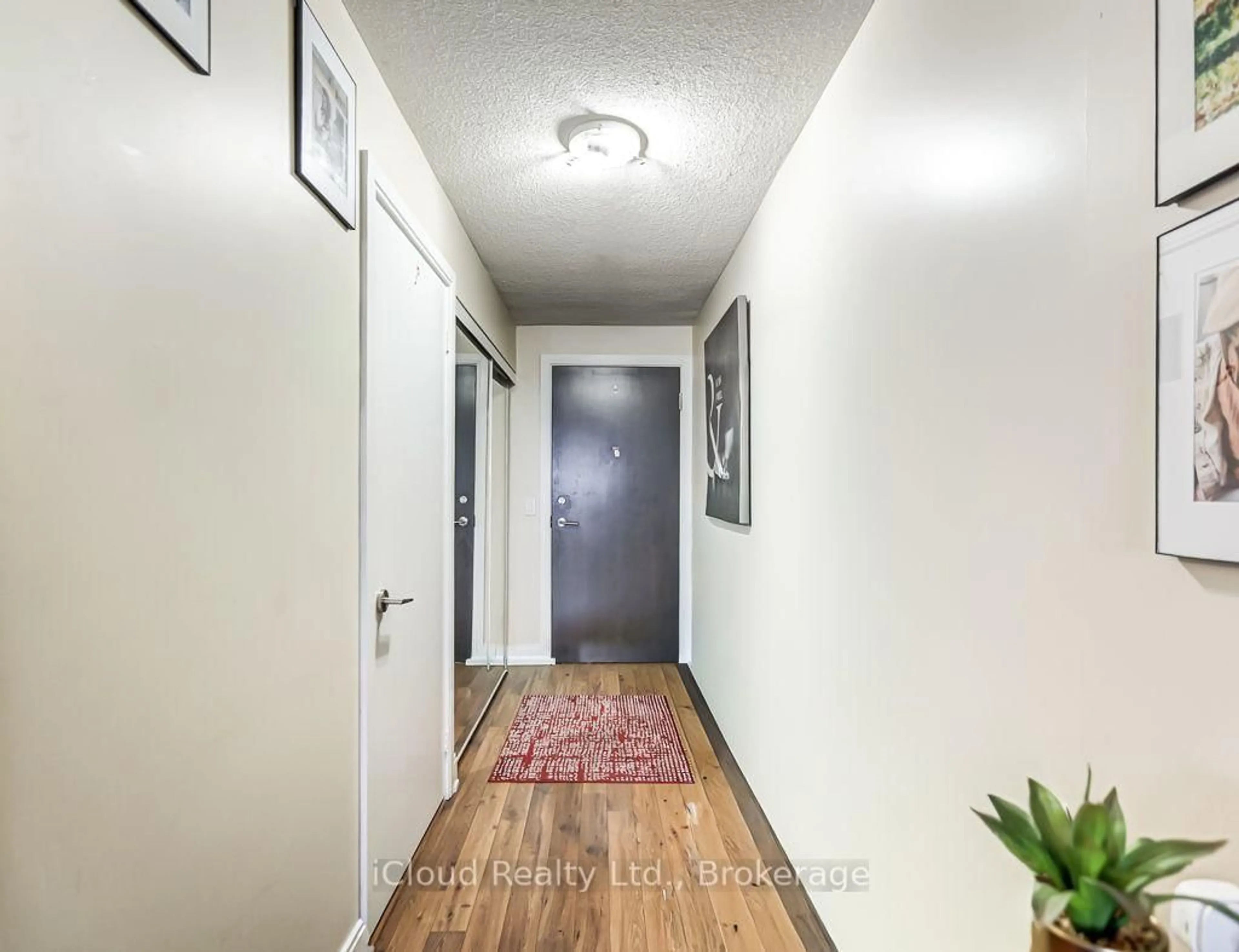 Indoor entryway for 125 Village Green Sq #1712, Toronto Ontario M1S 0G3