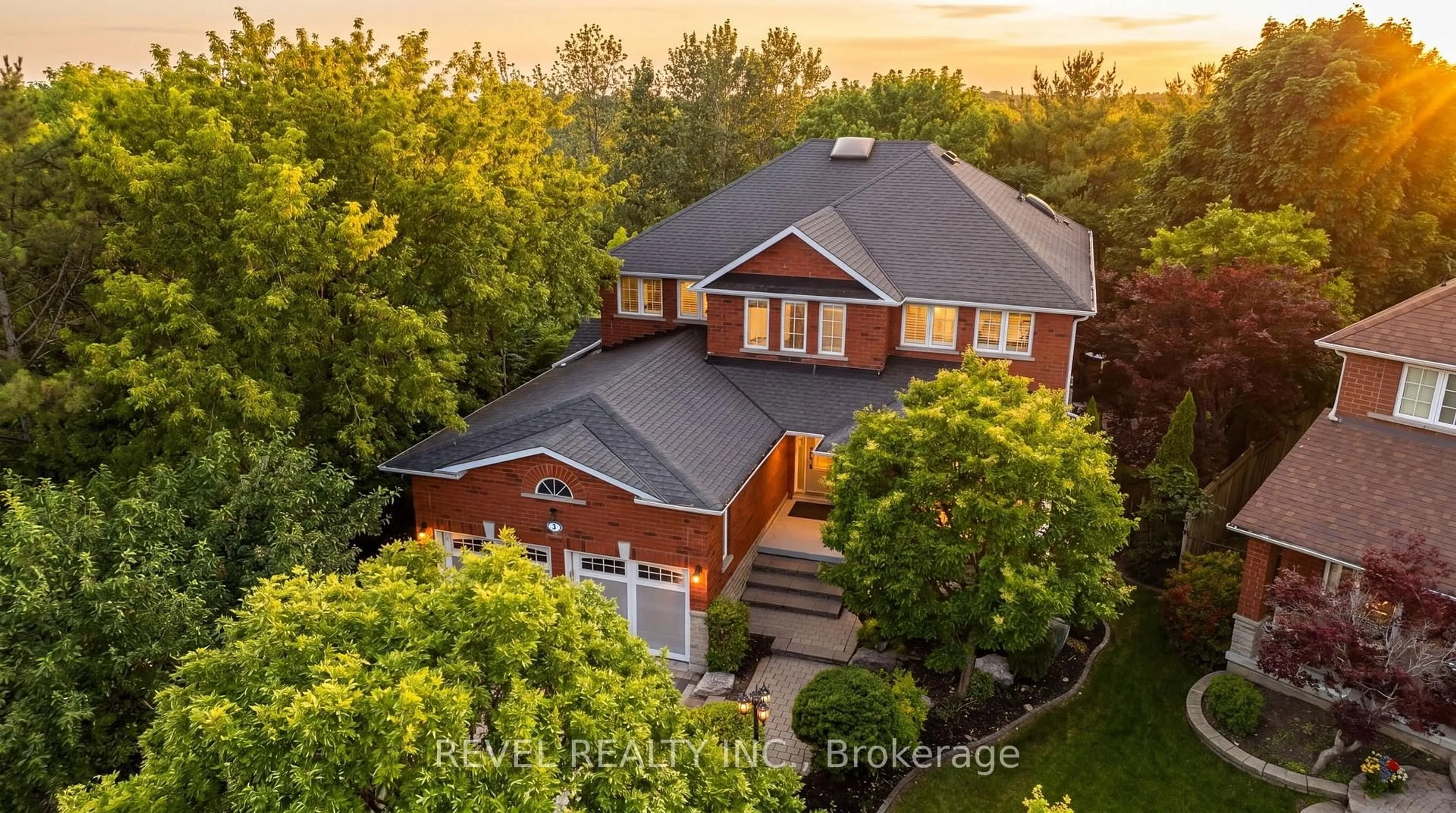 A pic from outside/outdoor area/front of a property/back of a property/a pic from drone, building for 7 Callander Crt, Ajax Ontario L1S 7M5