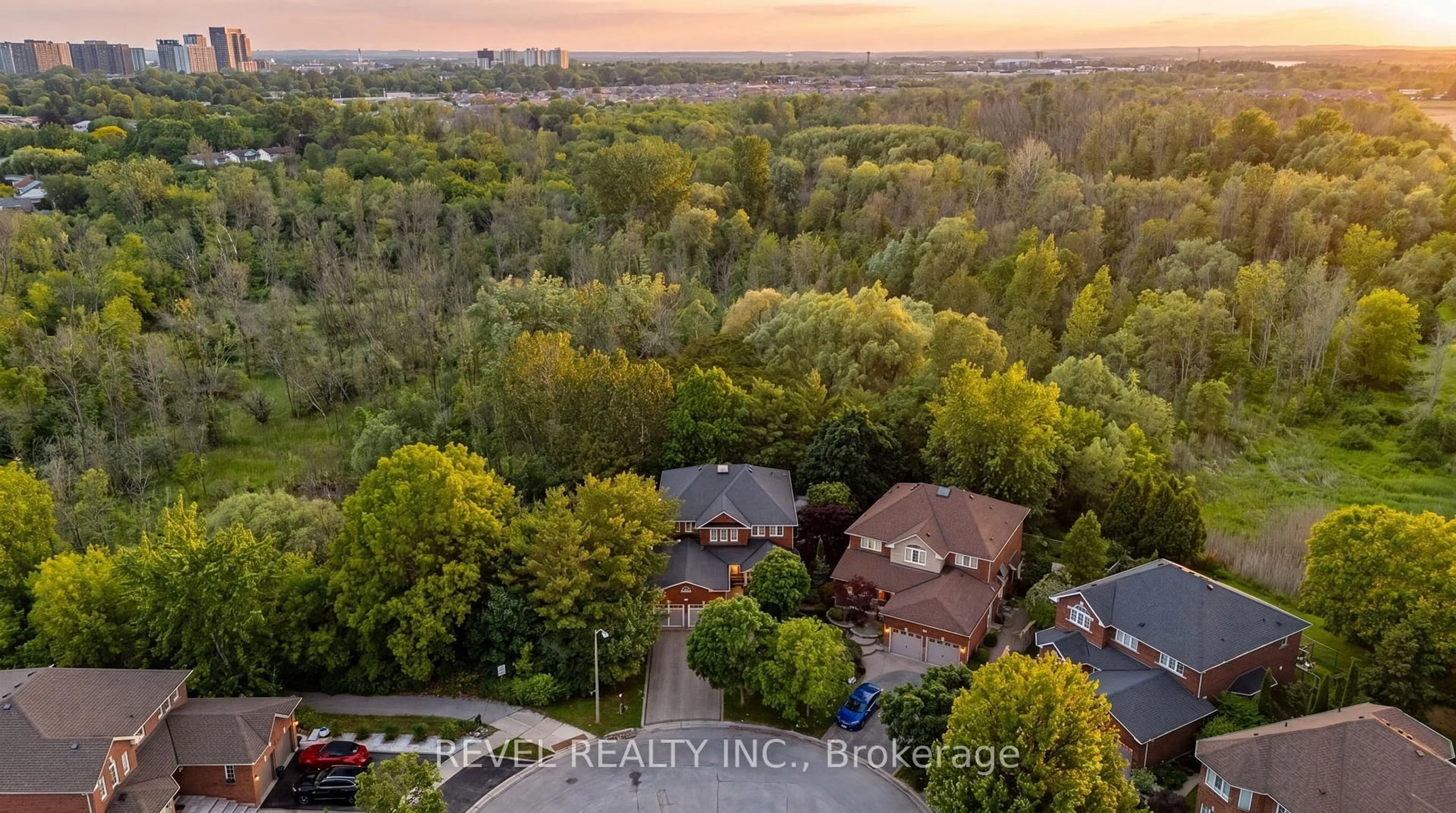 A pic from outside/outdoor area/front of a property/back of a property/a pic from drone, forest/trees view for 7 Callander Crt, Ajax Ontario L1S 7M5