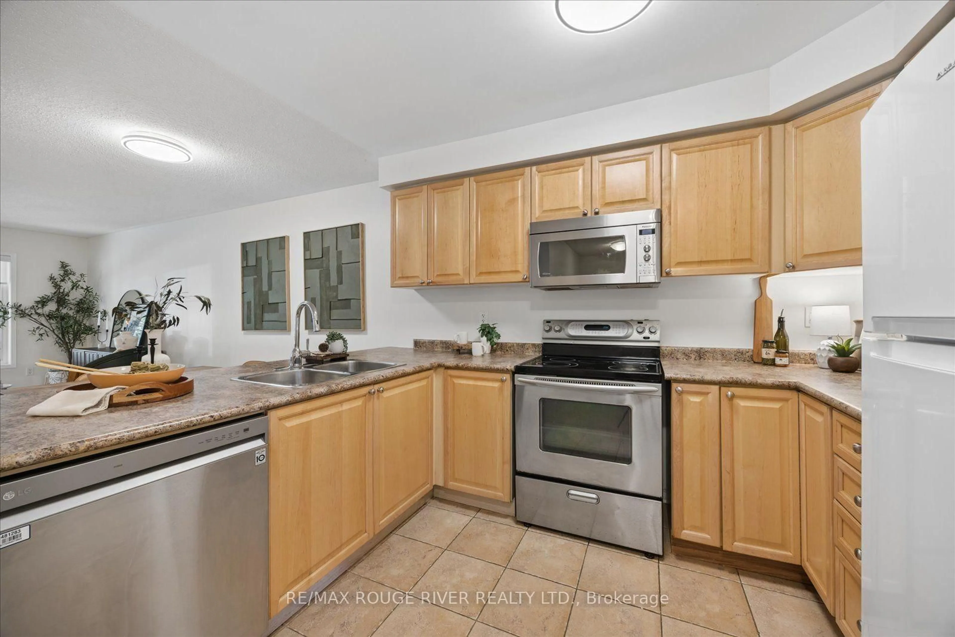 Standard kitchen, unknown for 37 Burwell St, Whitby Ontario L1R 0B7