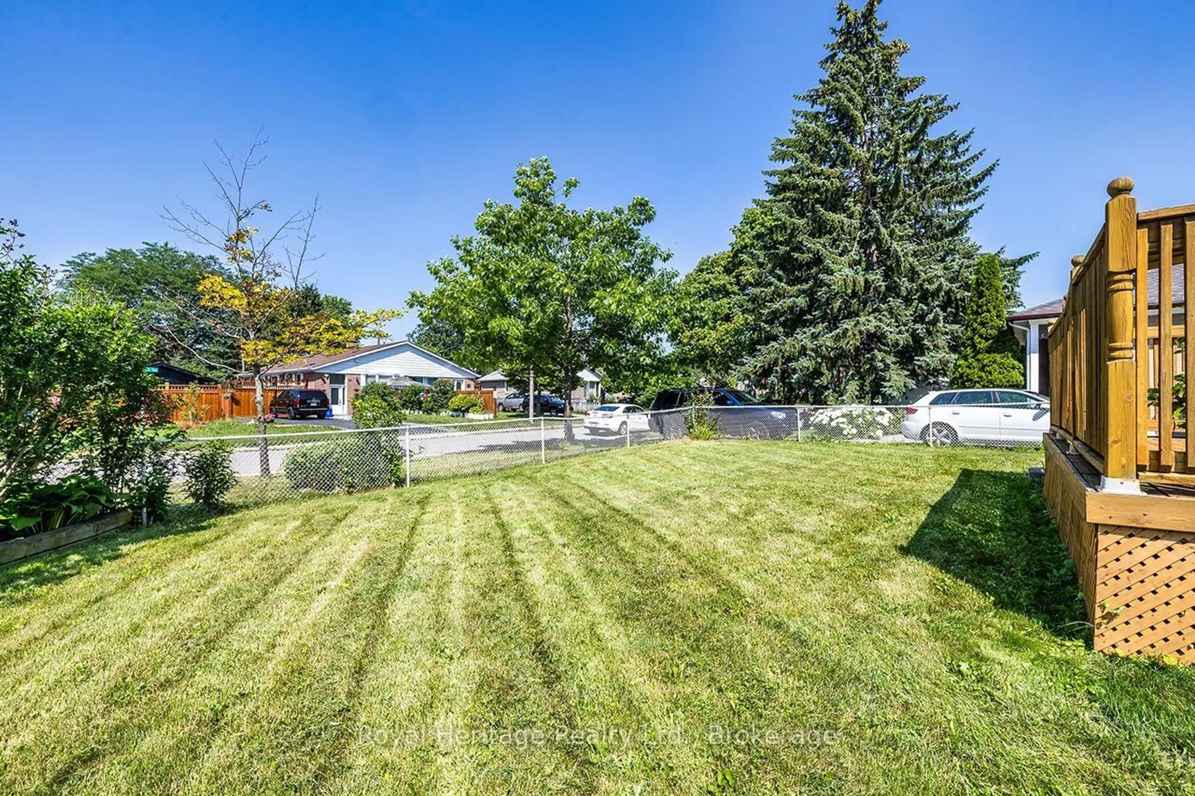 A pic from outside/outdoor area/front of a property/back of a property/a pic from drone, street for 42 Thorncroft Cres, Ajax Ontario L1S 2S2