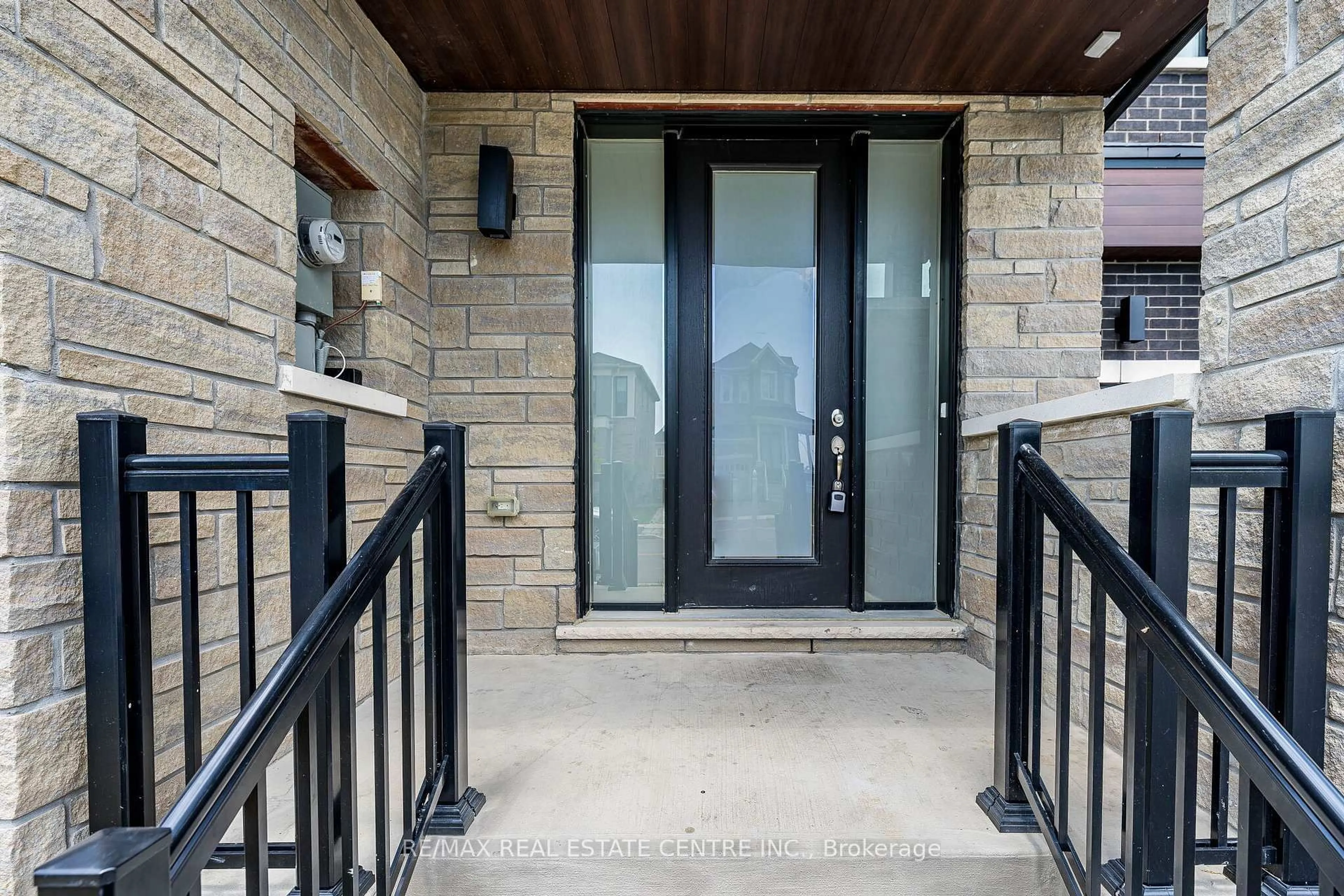 Indoor entryway for 1062 Skyridge Blvd, Pickering Ontario L1X 0G5