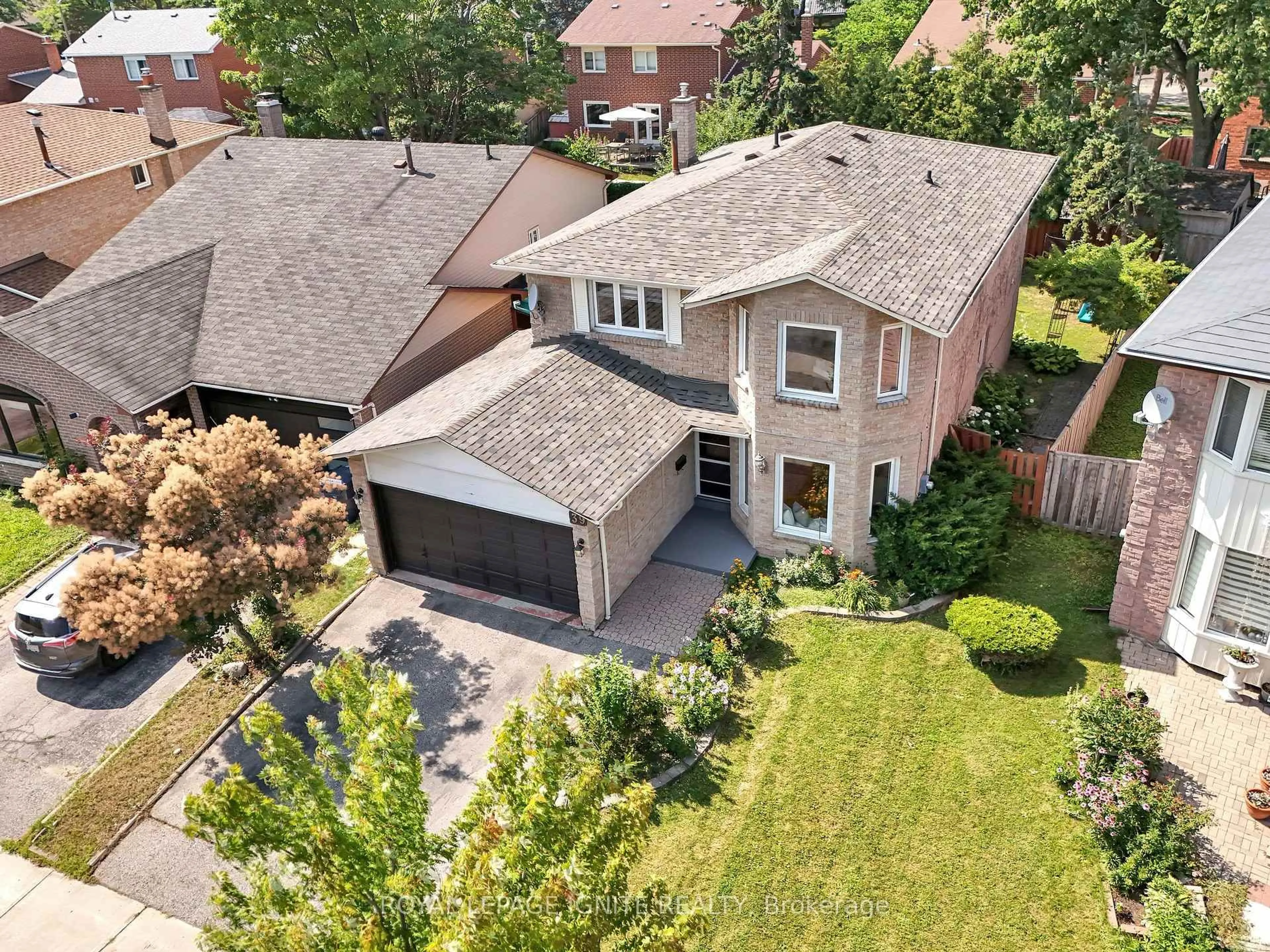 A pic from outside/outdoor area/front of a property/back of a property/a pic from drone, street for 39 Saddleback Crt, Toronto Ontario M1B 2M3
