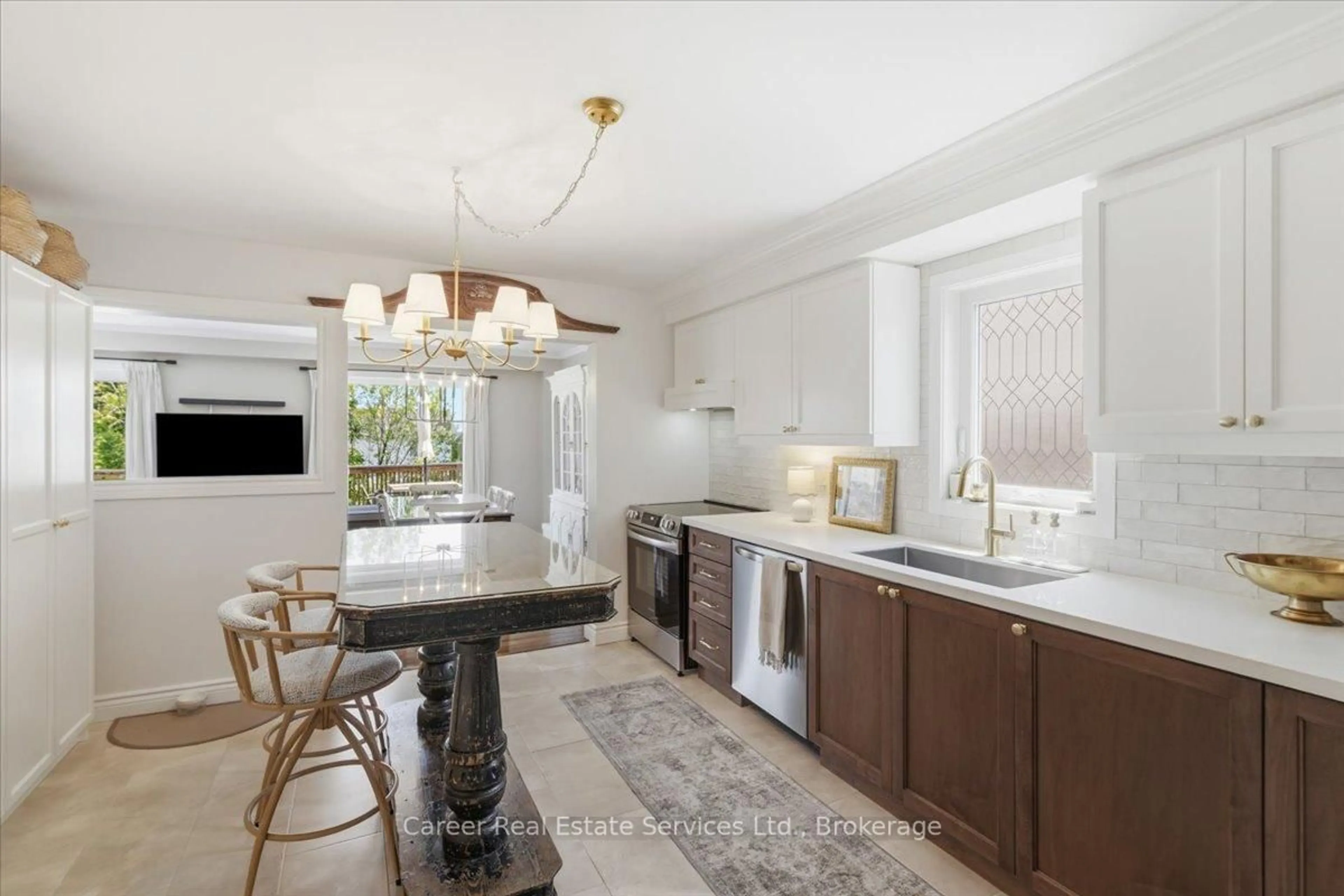 Open concept kitchen, ceramic/tile floor for 17 Rickaby St, Clarington Ontario L1C 4X7