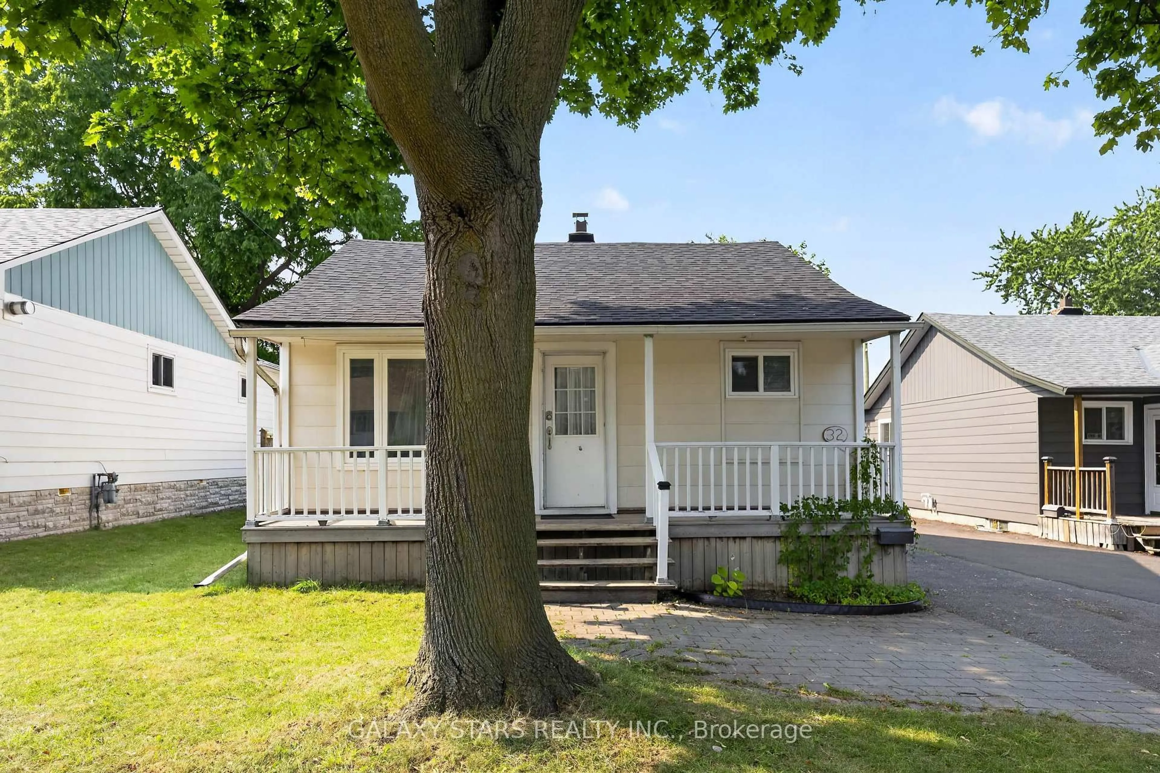 Home with vinyl exterior material, street for 32 Beech St, Ajax Ontario L1S 1W1