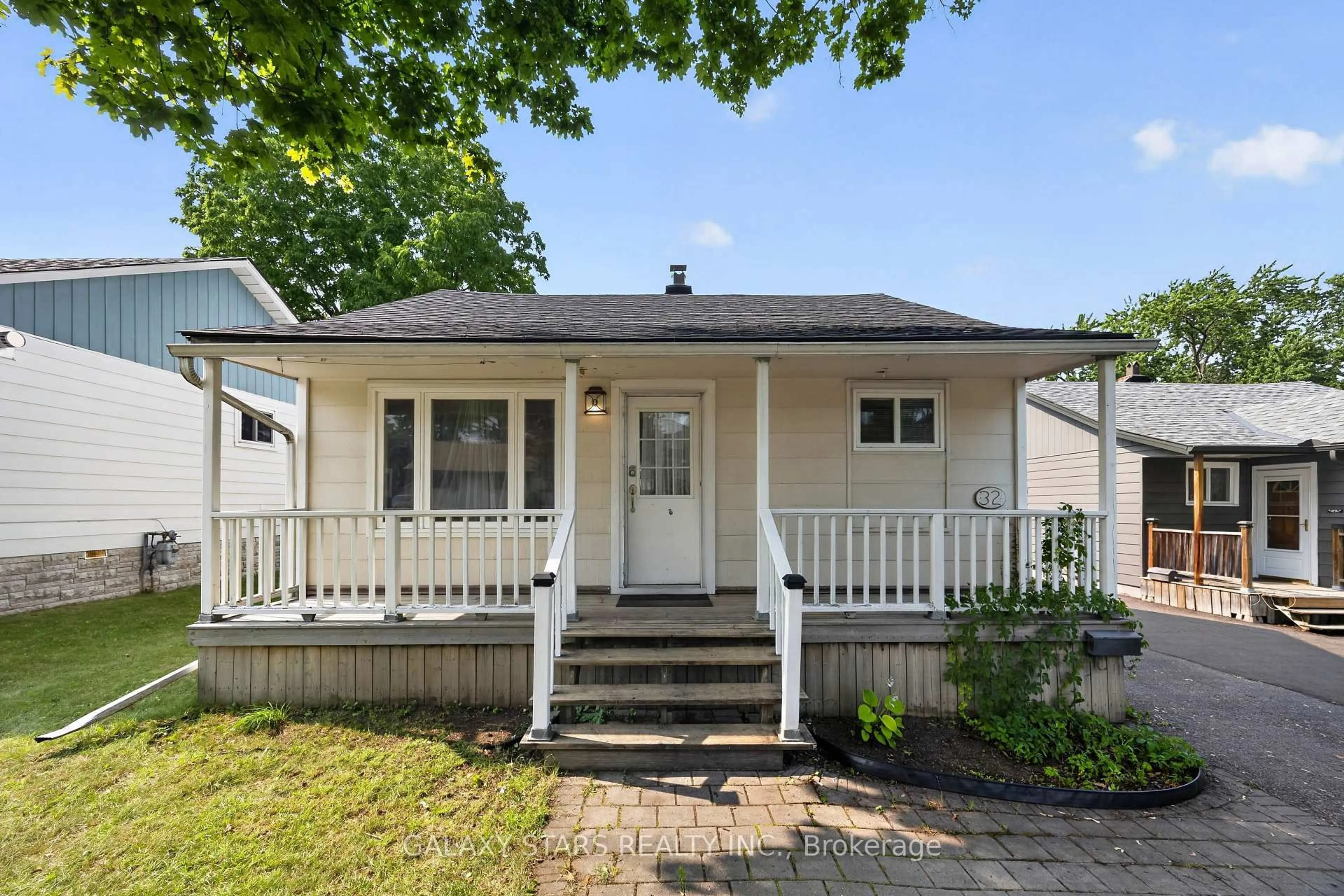 Home with vinyl exterior material, street for 32 Beech St, Ajax Ontario L1S 1W1