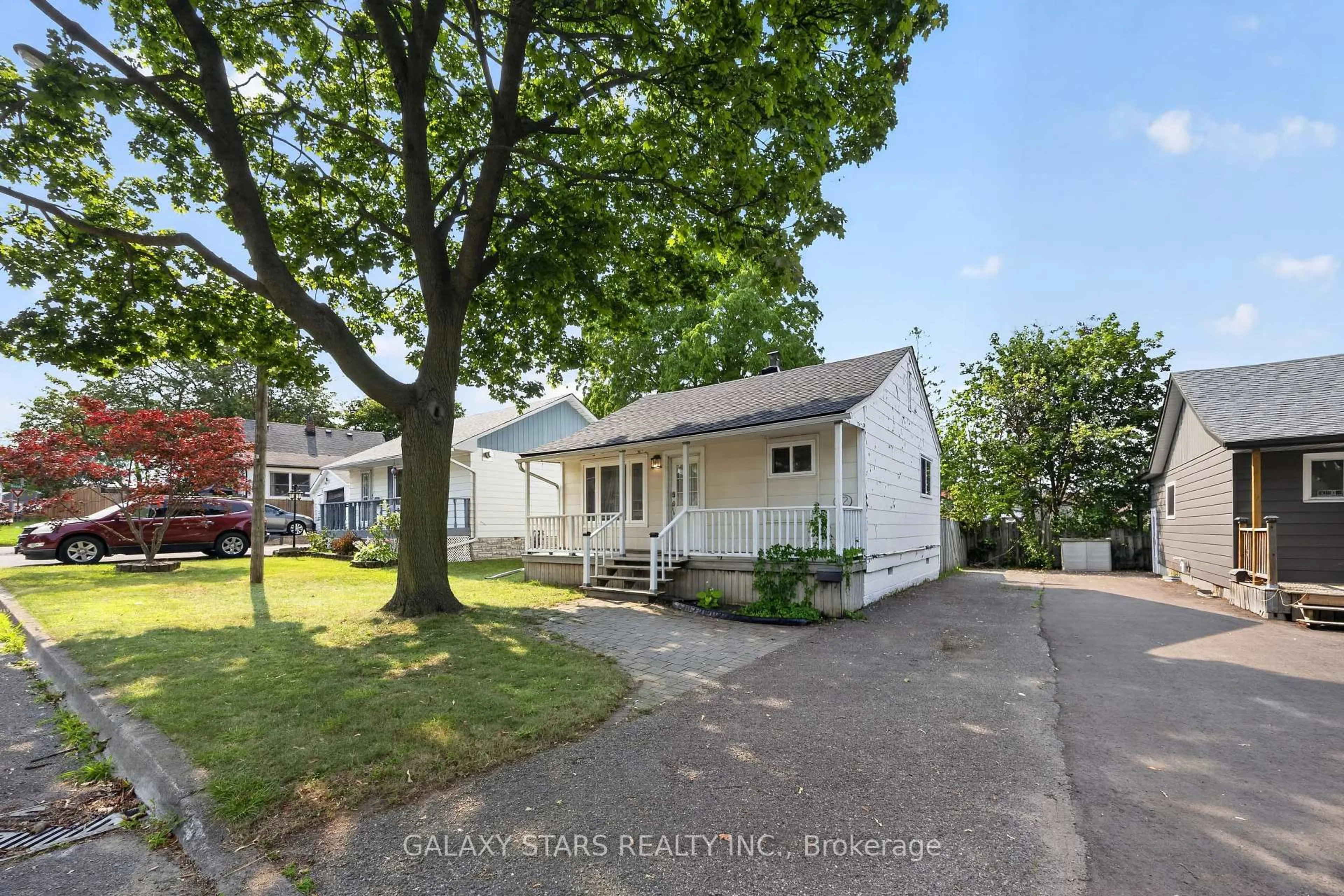 A pic from outside/outdoor area/front of a property/back of a property/a pic from drone, street for 32 Beech St, Ajax Ontario L1S 1W1
