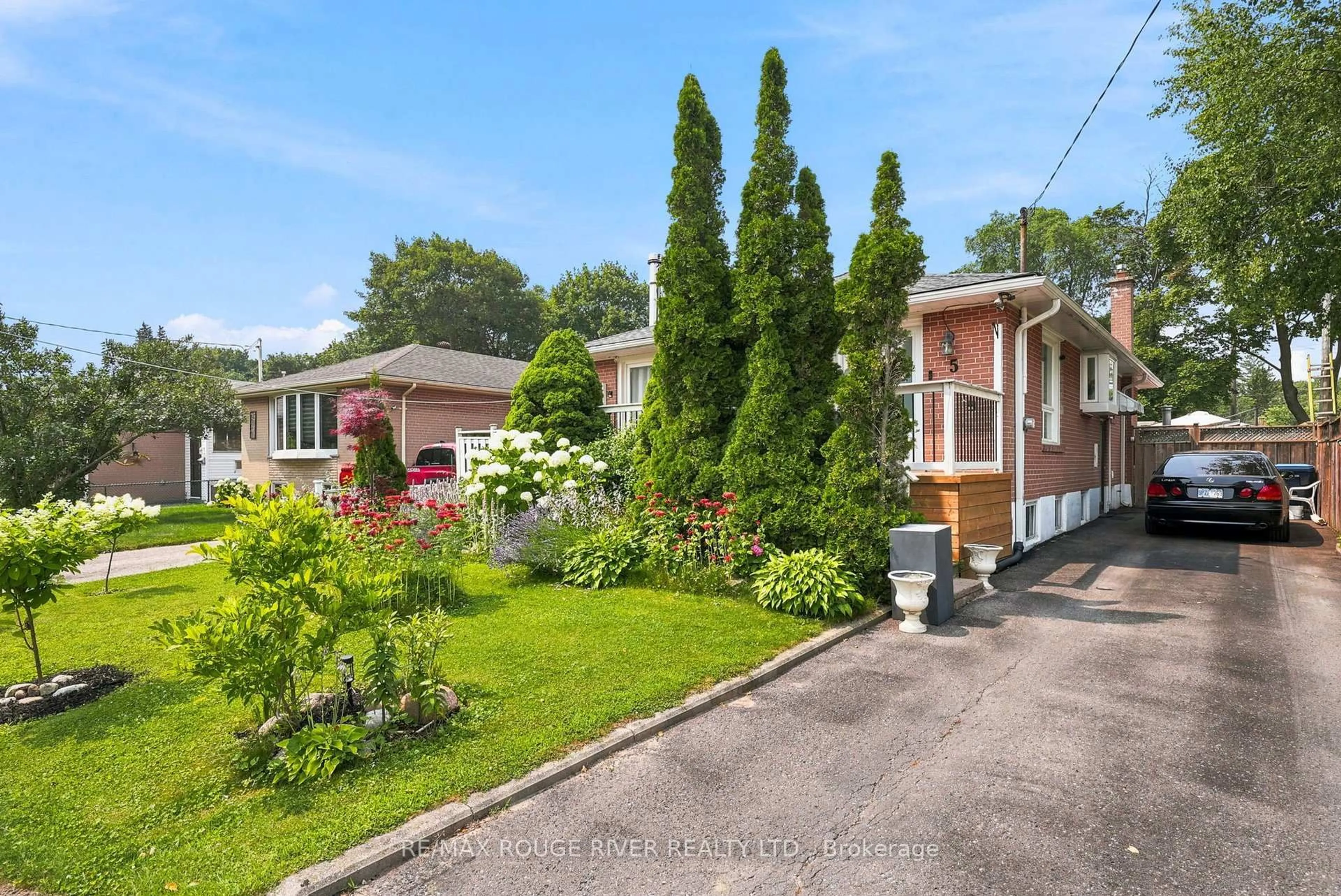 A pic from outside/outdoor area/front of a property/back of a property/a pic from drone, street for 5 Pixley Cres, Toronto Ontario M1E 3G5