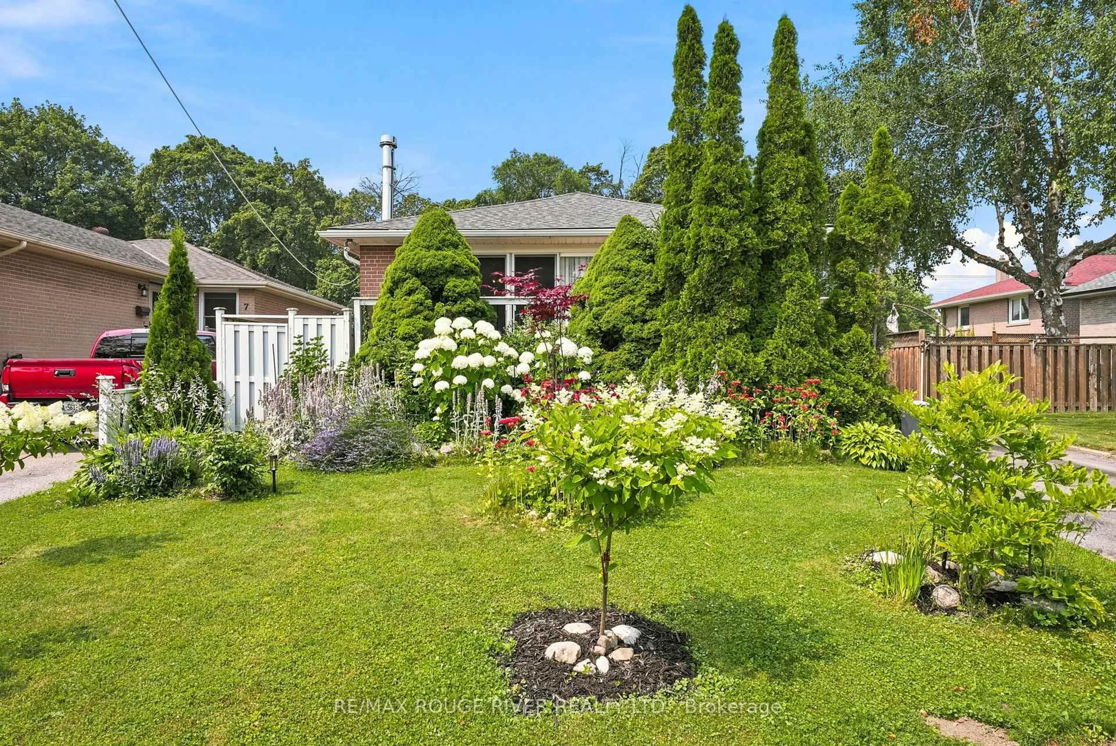 A pic from outside/outdoor area/front of a property/back of a property/a pic from drone, unknown for 5 Pixley Cres, Toronto Ontario M1E 3G5