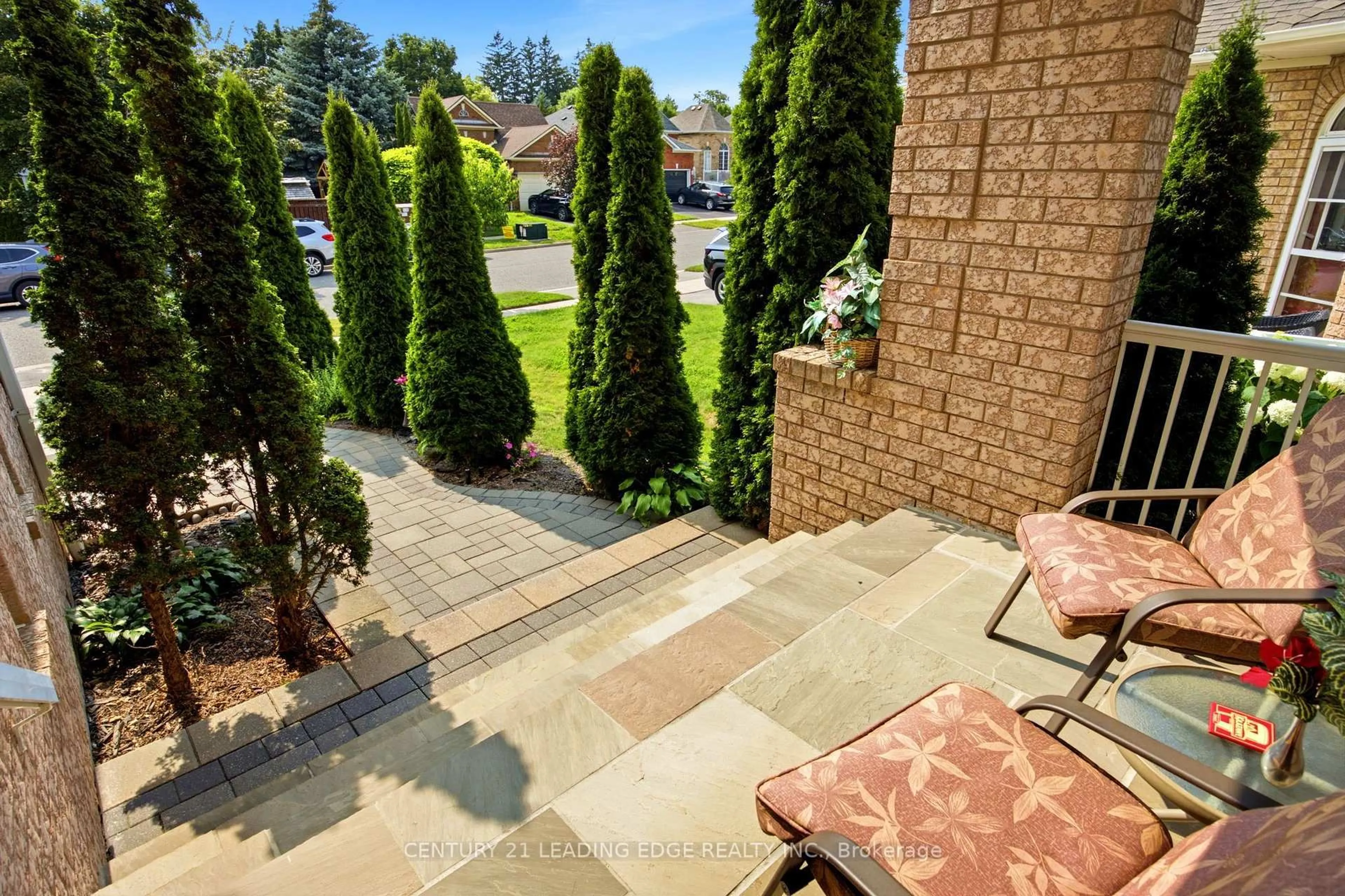 Patio, street for 131 Tom Edwards Dr, Whitby Ontario L1R 2S2