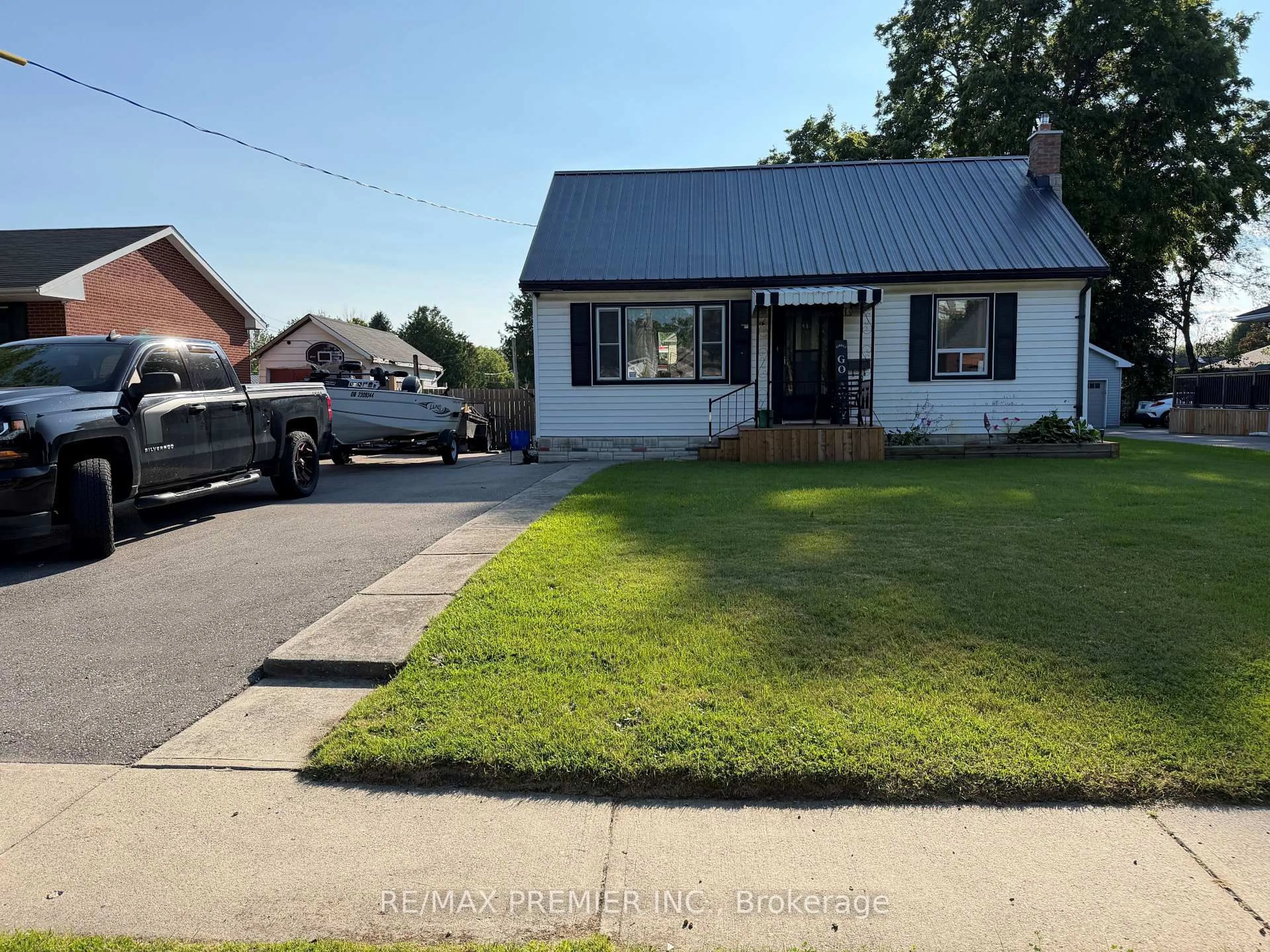 A pic from outside/outdoor area/front of a property/back of a property/a pic from drone, street for 116 Duke St, Clarington Ontario L1C 2W2