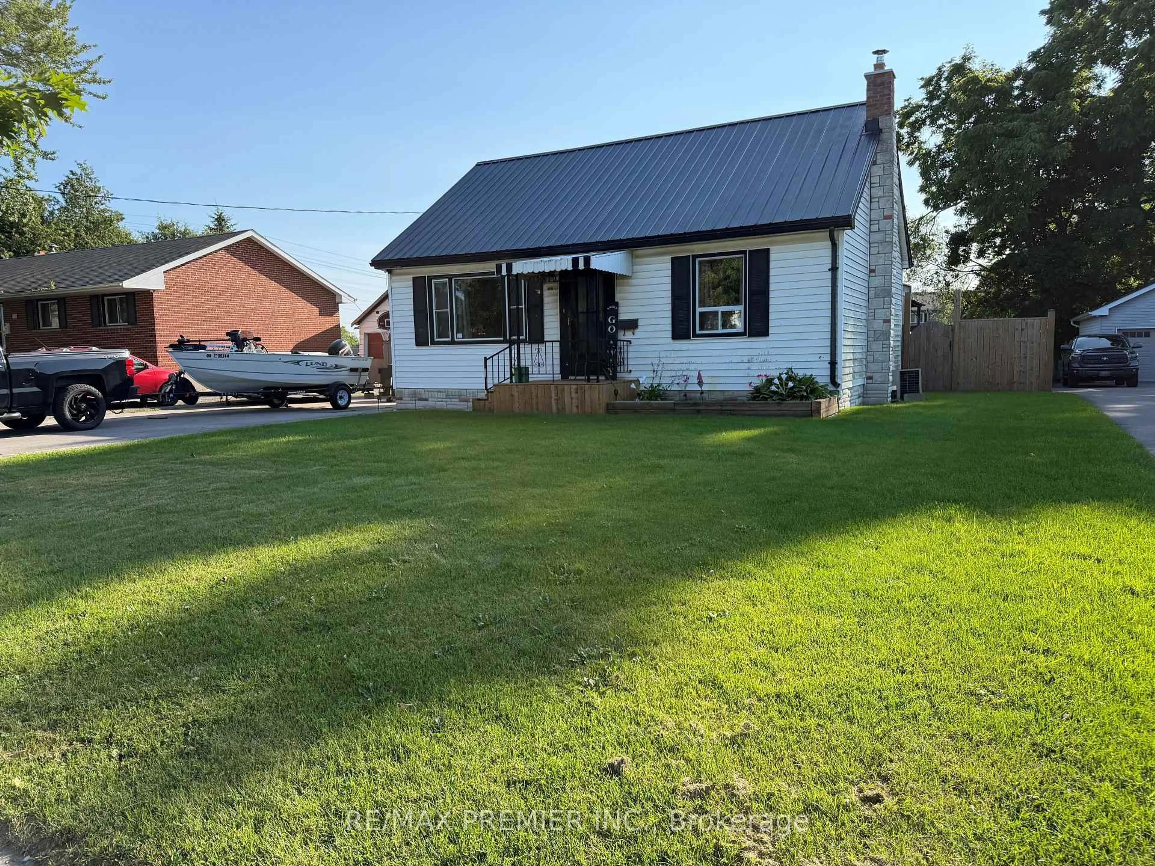 A pic from outside/outdoor area/front of a property/back of a property/a pic from drone, street for 116 Duke St, Clarington Ontario L1C 2W2
