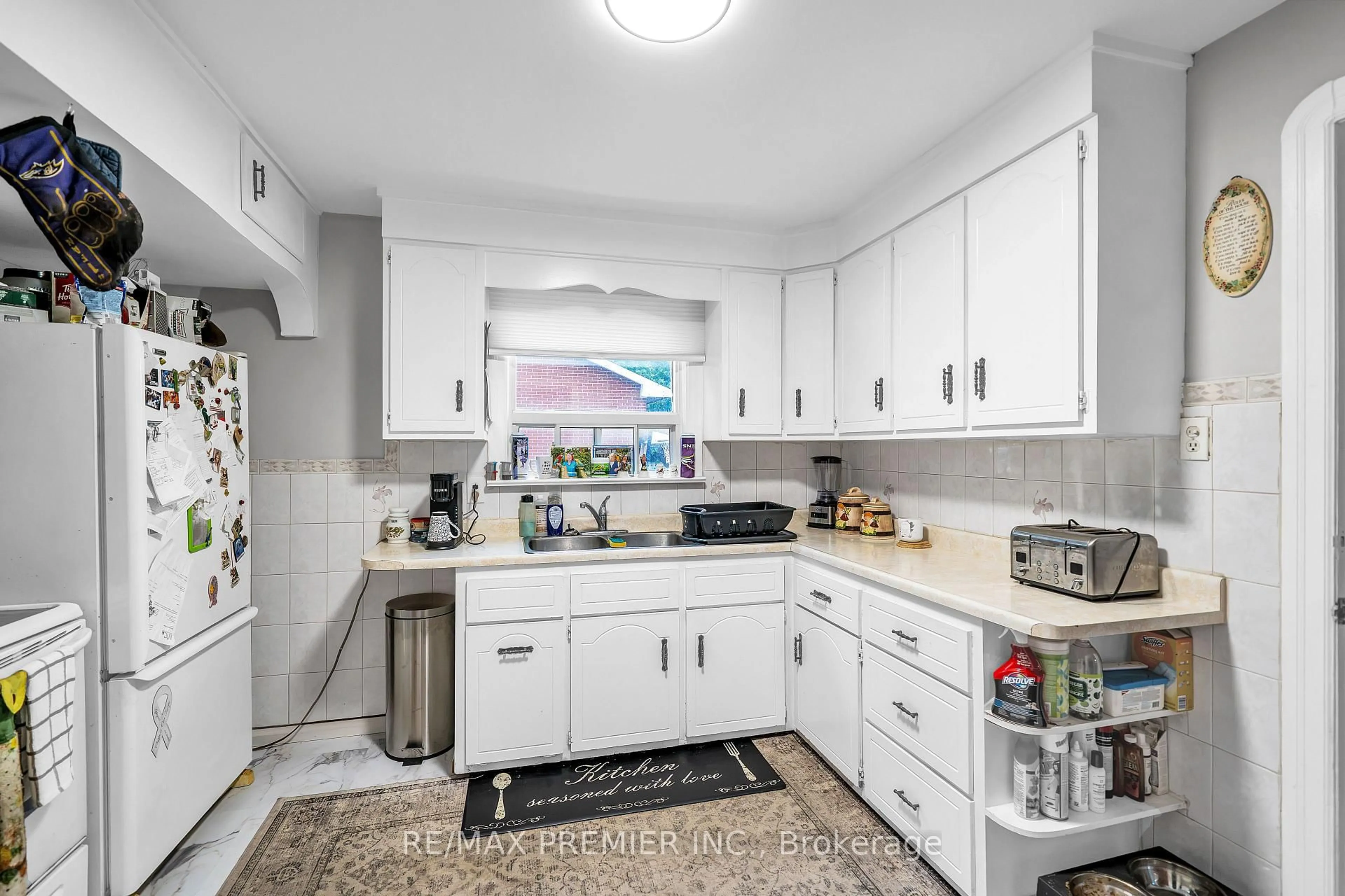 Standard kitchen, unknown for 116 Duke St, Clarington Ontario L1C 2W2