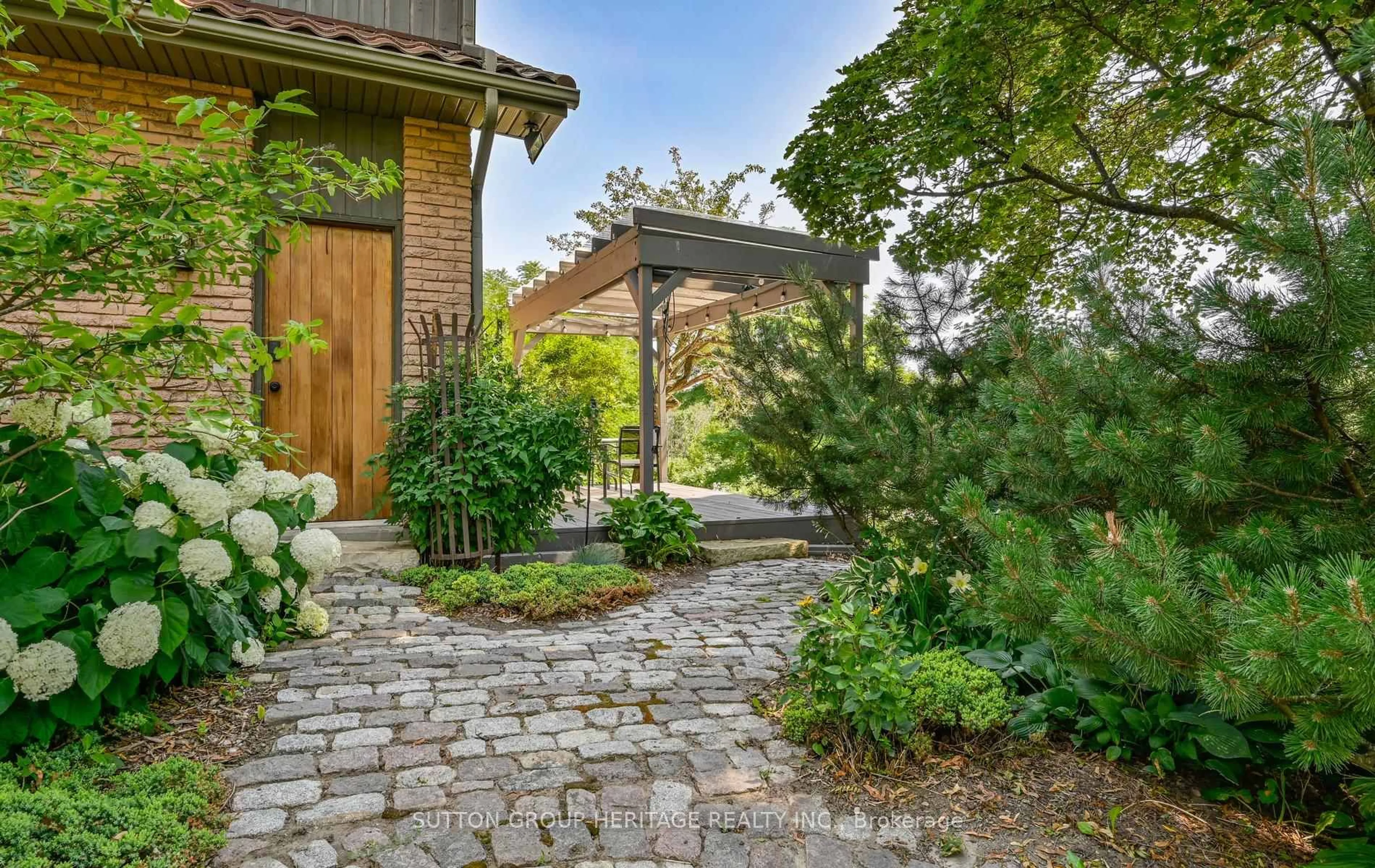 Patio, street for 4710 Sideline 8 Sdrd, Pickering Ontario L1Y 1A2