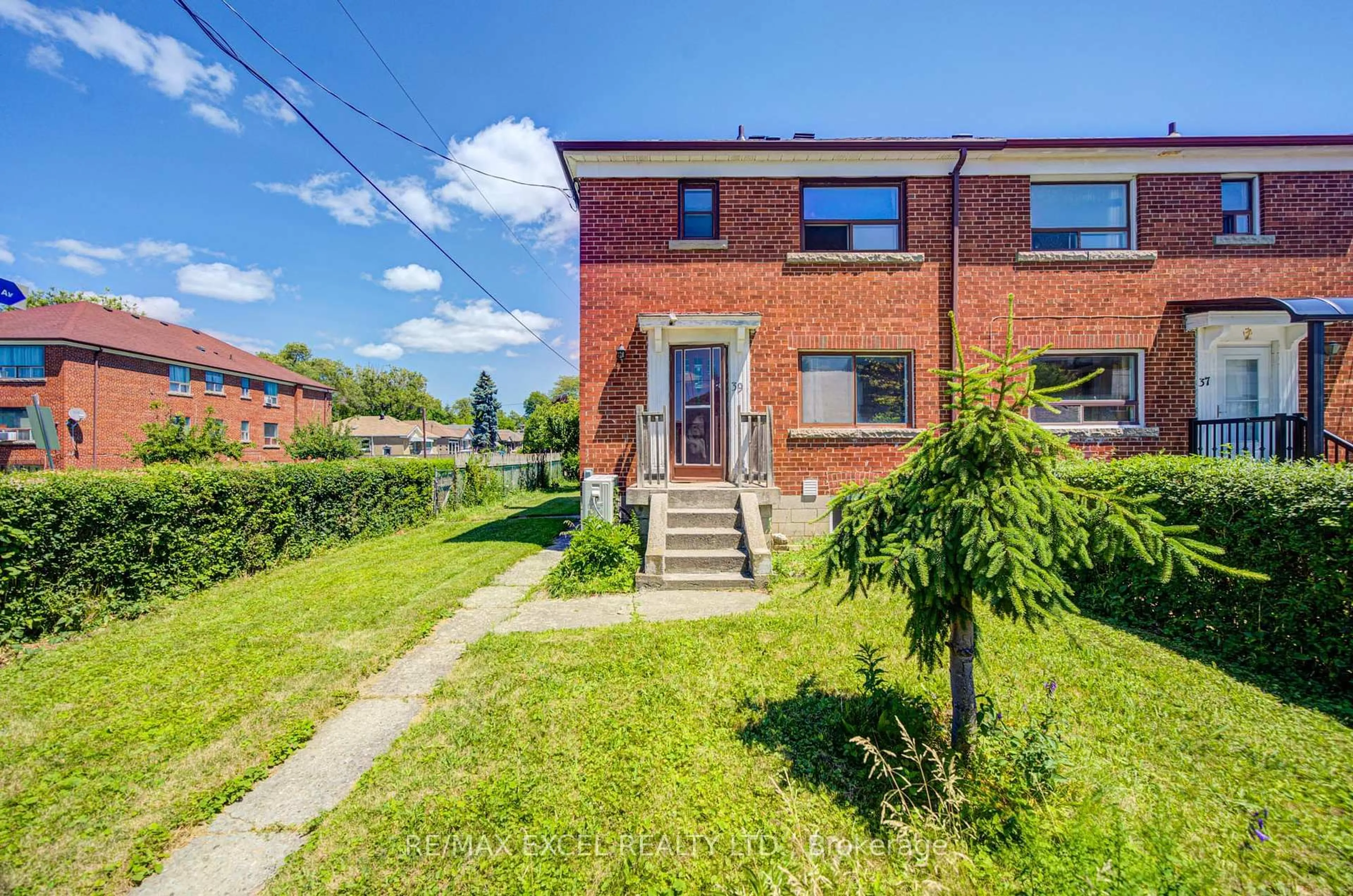 A pic from outside/outdoor area/front of a property/back of a property/a pic from drone, street for 39 Kilmarnock Ave, Toronto Ontario M1K 1Y5