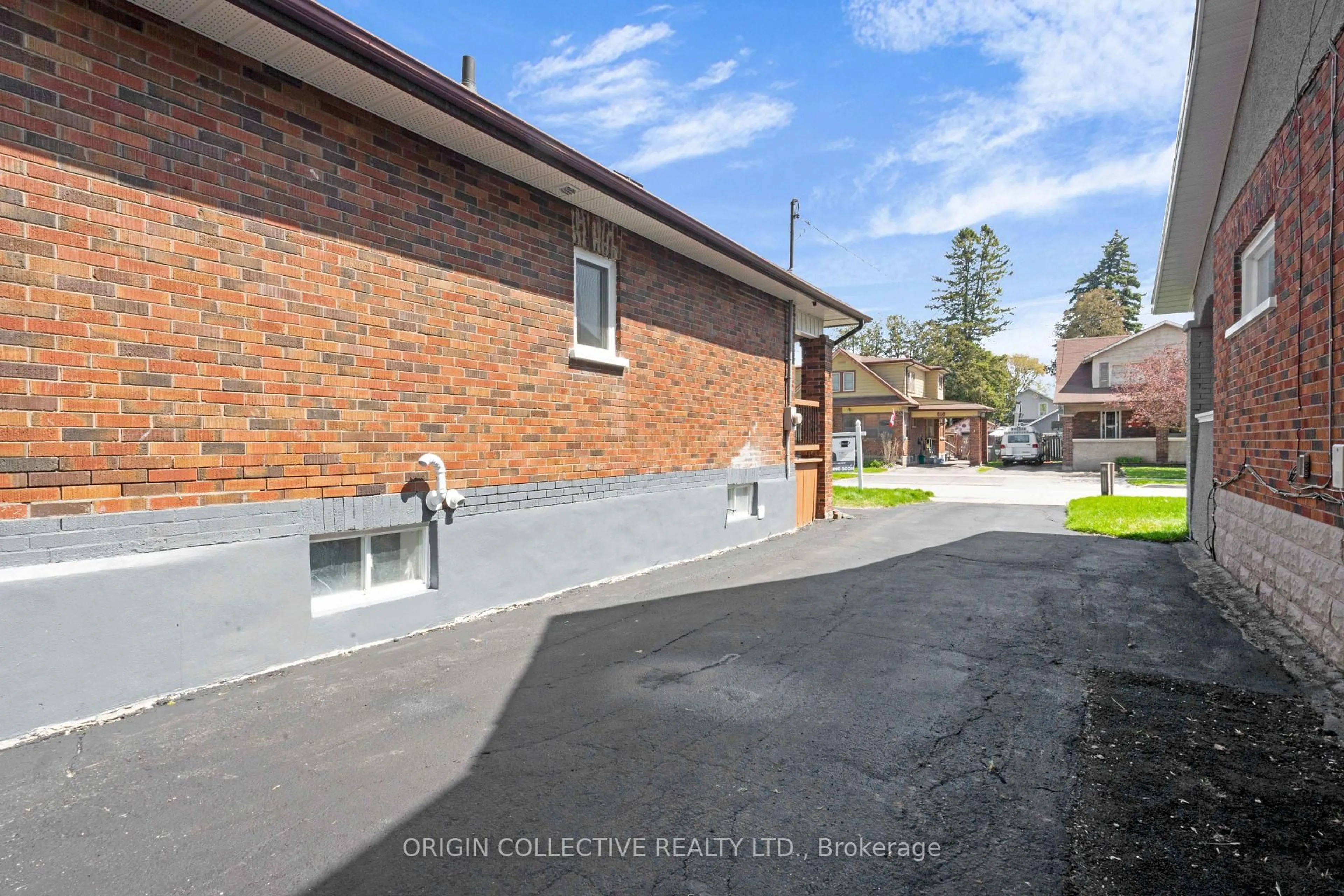 Patio, street for 280 Division St, Oshawa Ontario L1G 5M7