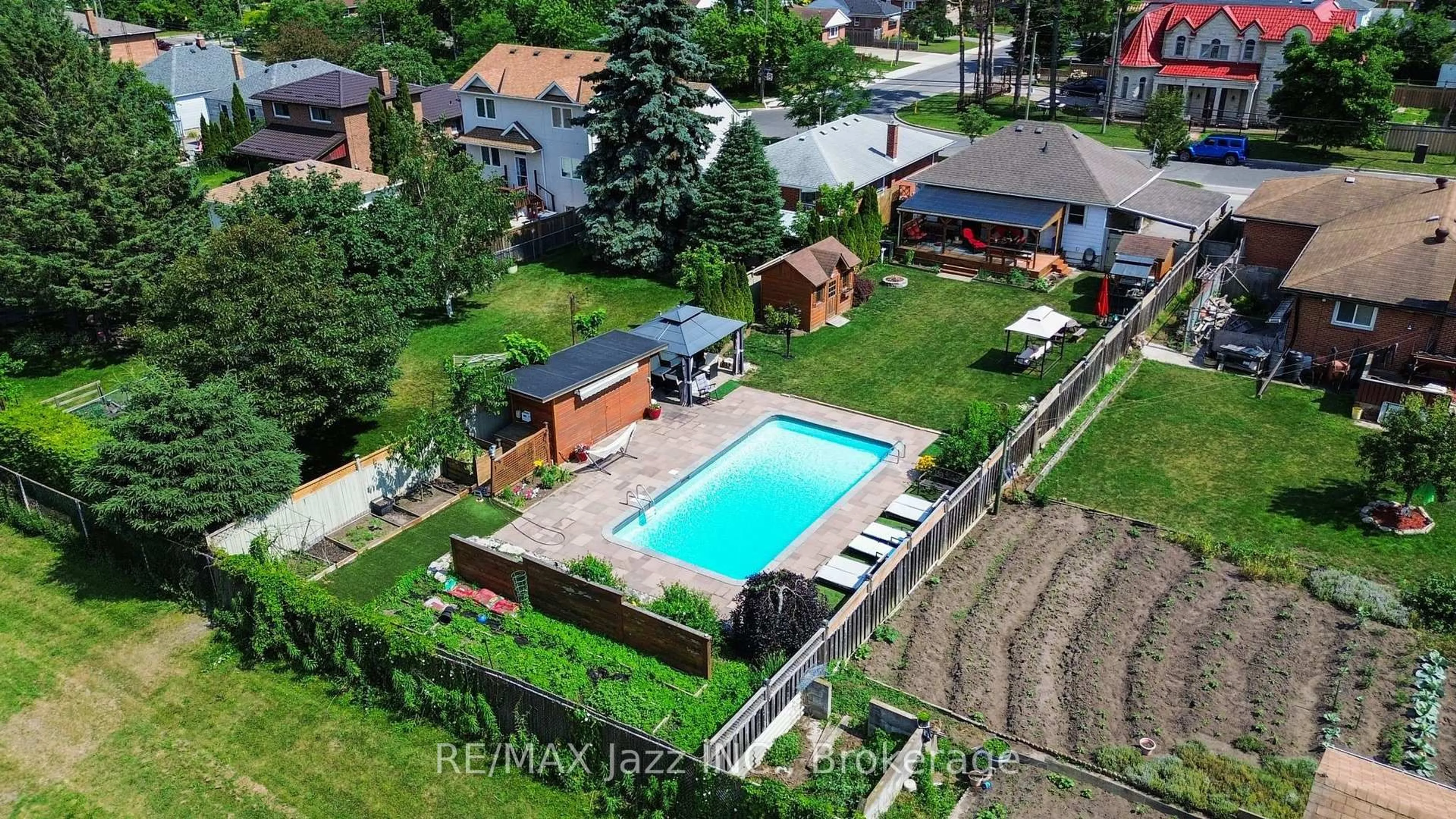 A pic from outside/outdoor area/front of a property/back of a property/a pic from drone, street for 12 Warnsworth St, Toronto Ontario M1E 2L9