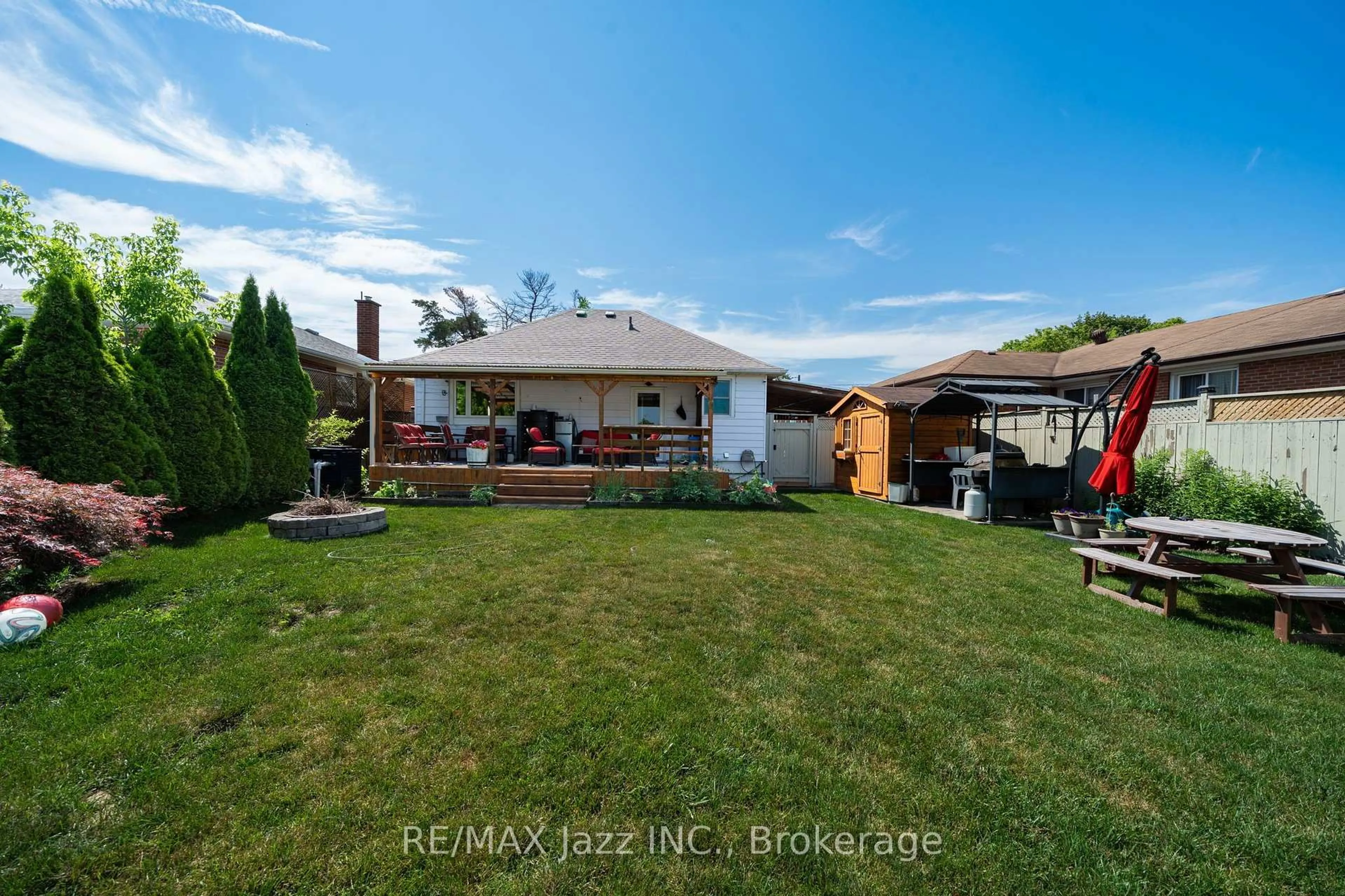 A pic from outside/outdoor area/front of a property/back of a property/a pic from drone, unknown for 12 Warnsworth St, Toronto Ontario M1E 2L9