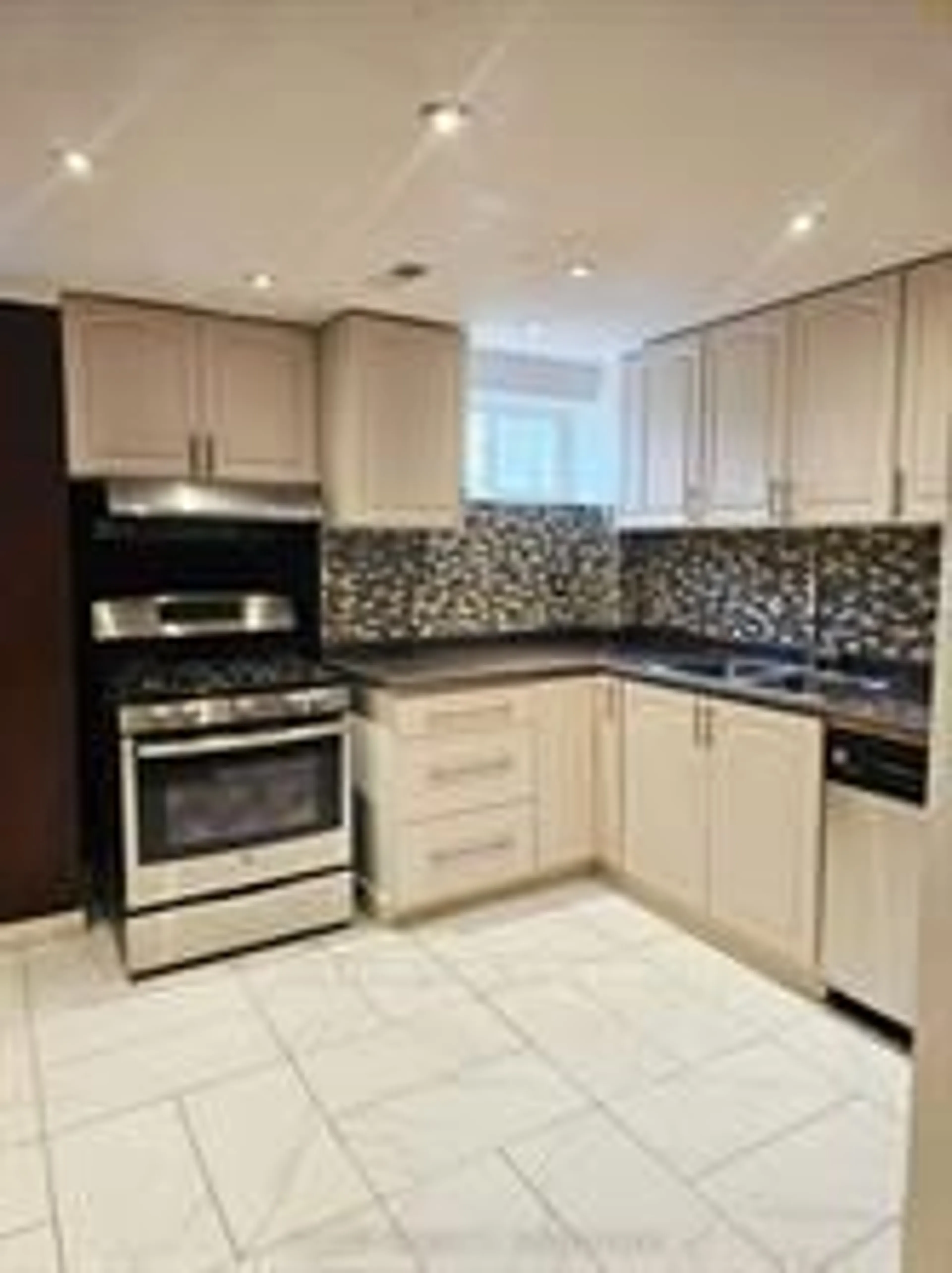 Standard kitchen, ceramic/tile floor for 39 Atherton Ave, Ajax Ontario L1T 4X7