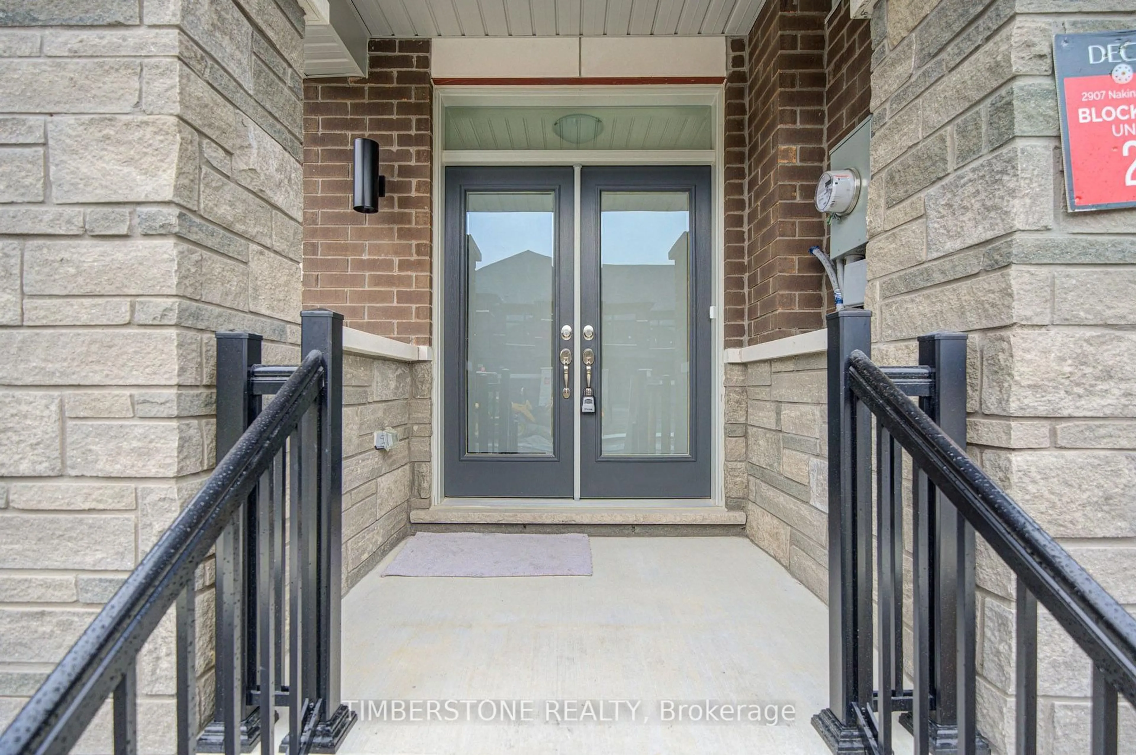 Indoor entryway for 2907 Nakina St, Pickering Ontario L1X 0P7