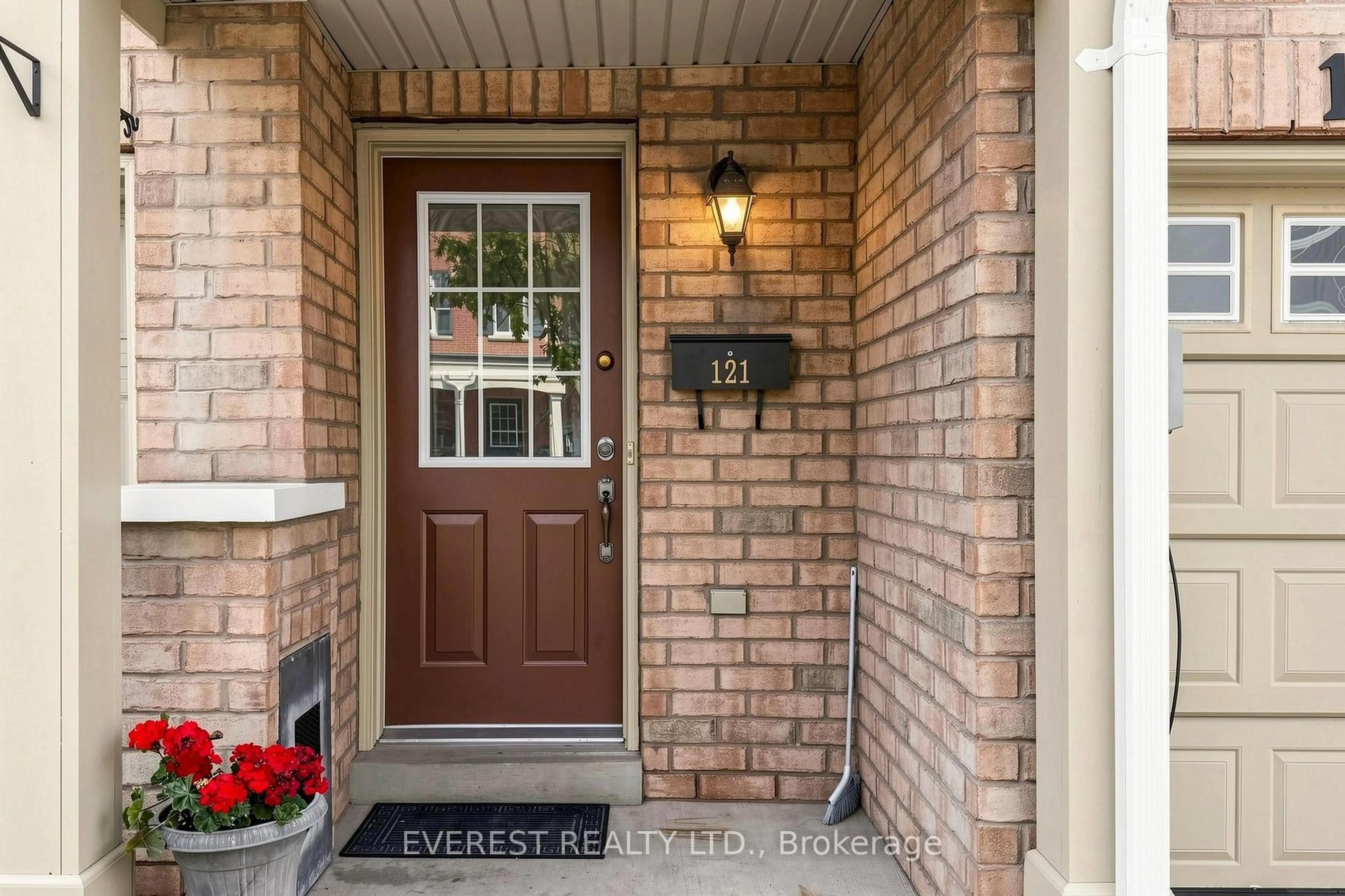 Indoor entryway for 121 Jenkinson Way, Toronto Ontario M1P 5H5
