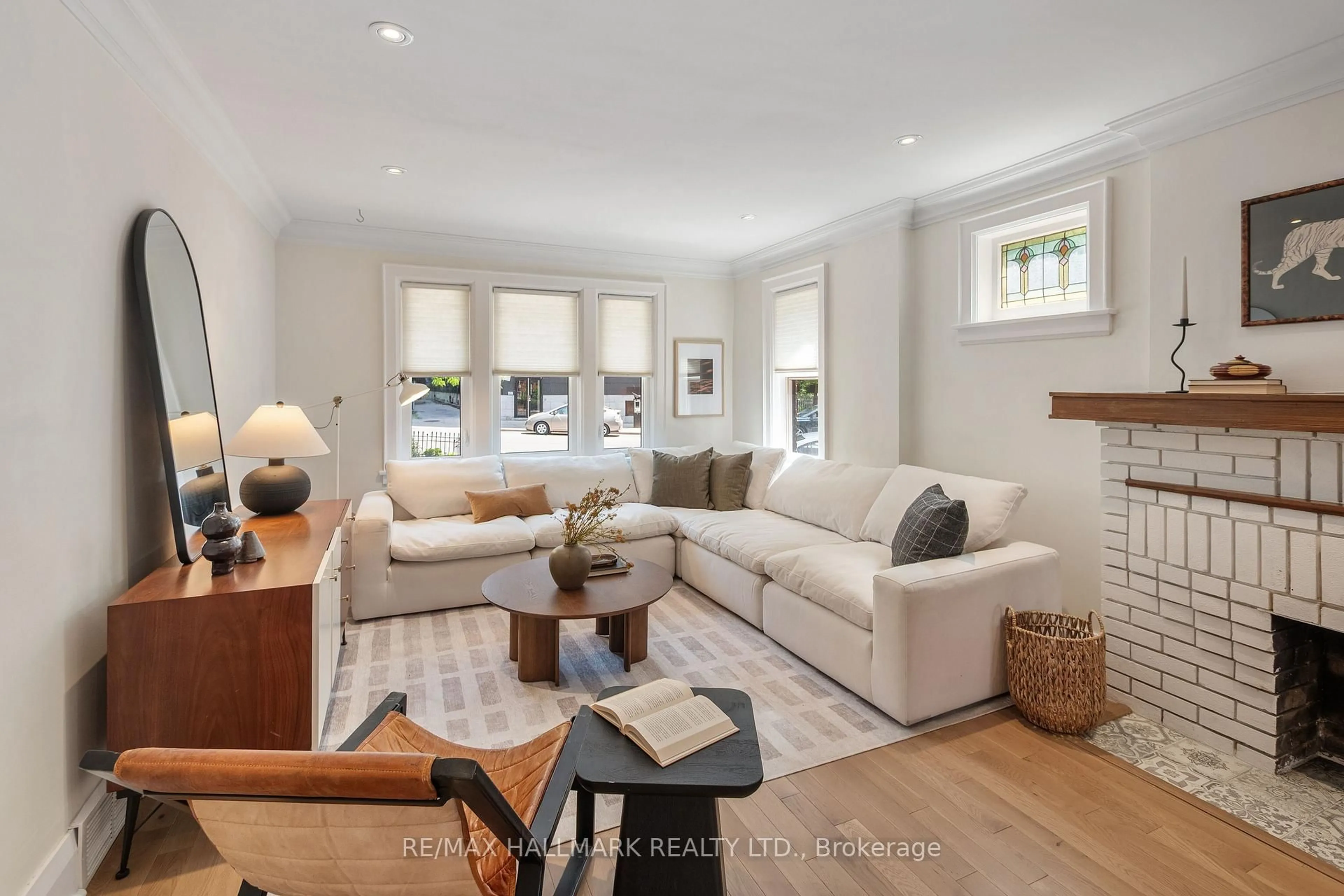 Living room with furniture, unknown for 26 Main St, Toronto Ontario M4E 2V4