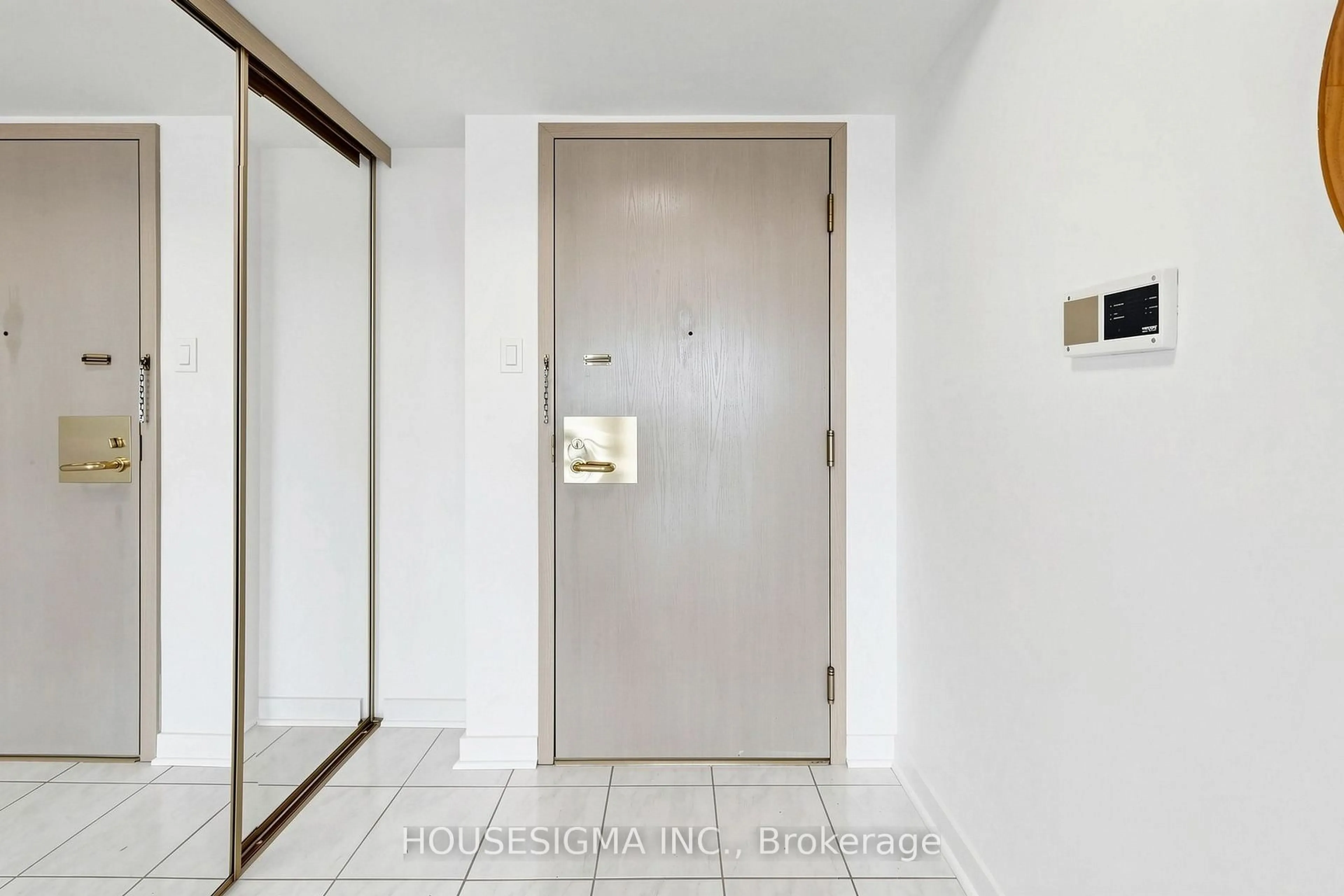 Indoor foyer for 3231 Eglinton Ave #401, Toronto Ontario M1J 3N5