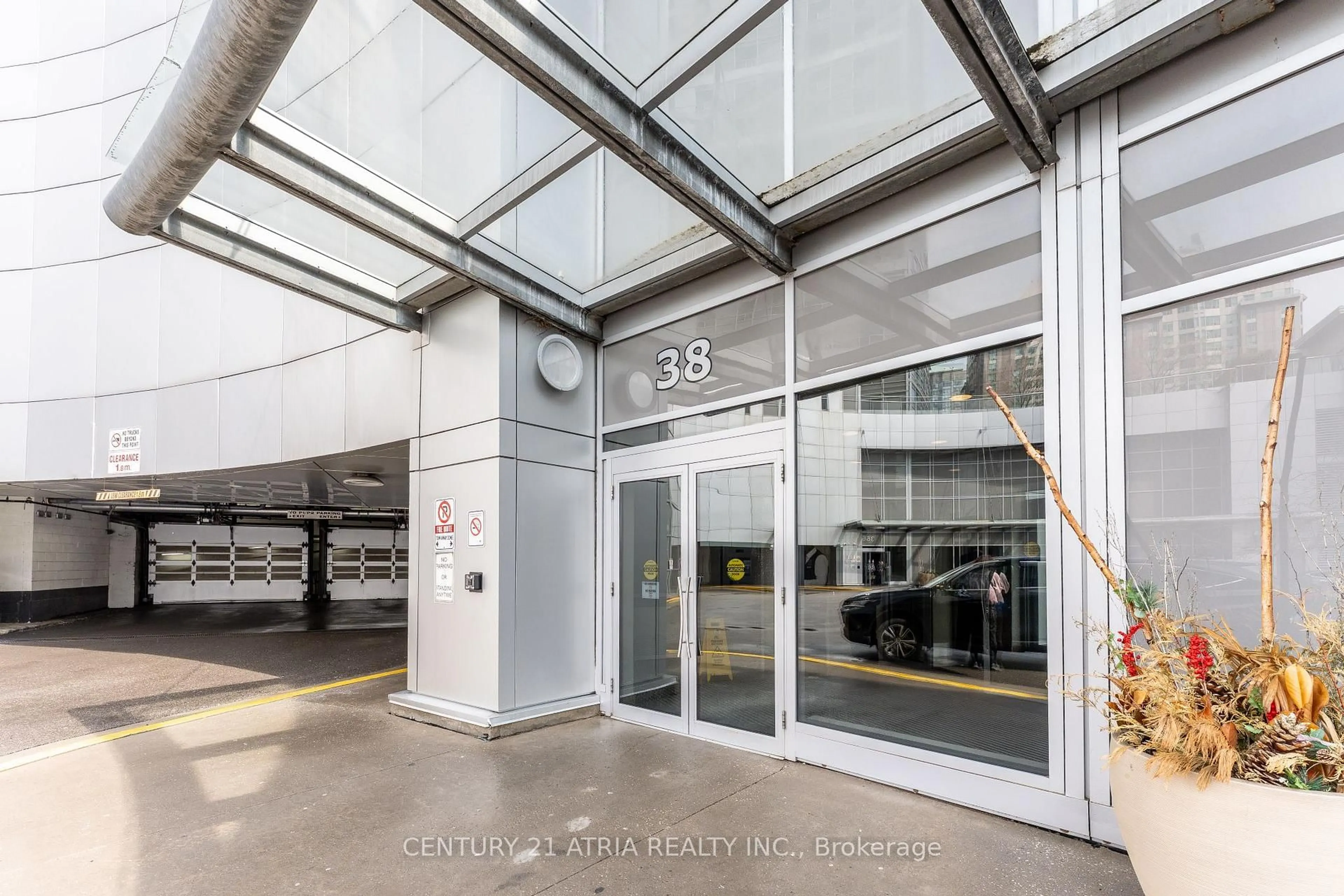 Indoor foyer for 38 Lee Centre Dr #3112, Toronto Ontario M1H 3J7
