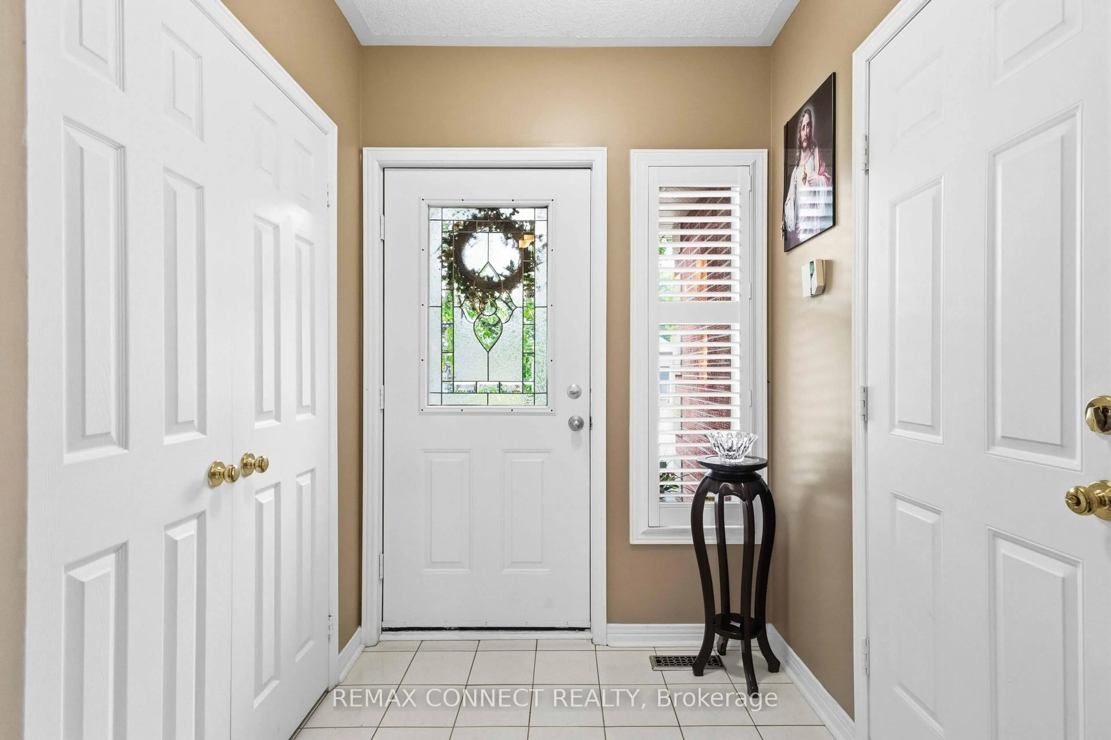 Indoor entryway for 9 Nettle's Crt, Whitby Ontario L1P 1L5