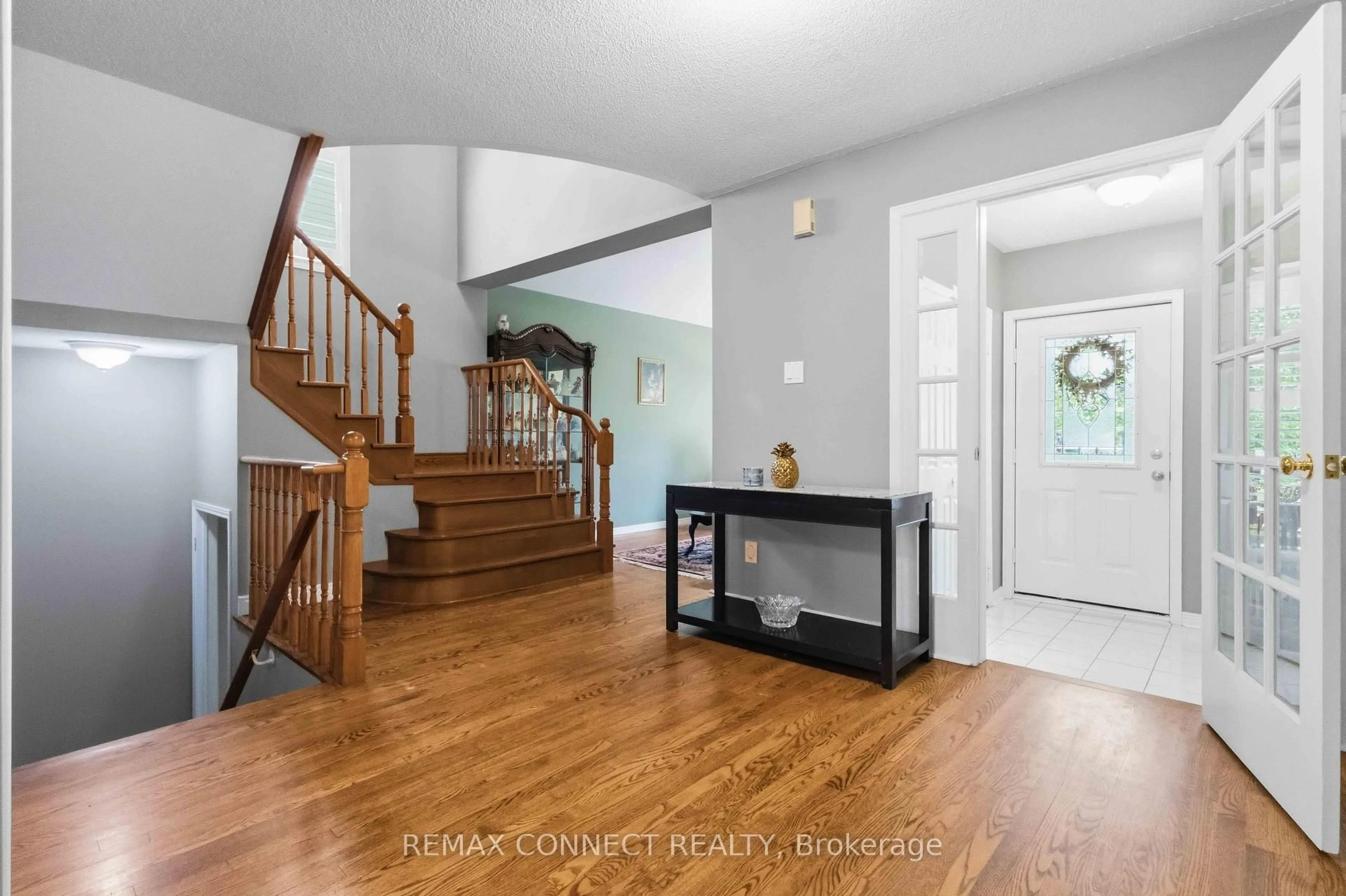 Indoor entryway for 9 Nettle's Crt, Whitby Ontario L1P 1L5