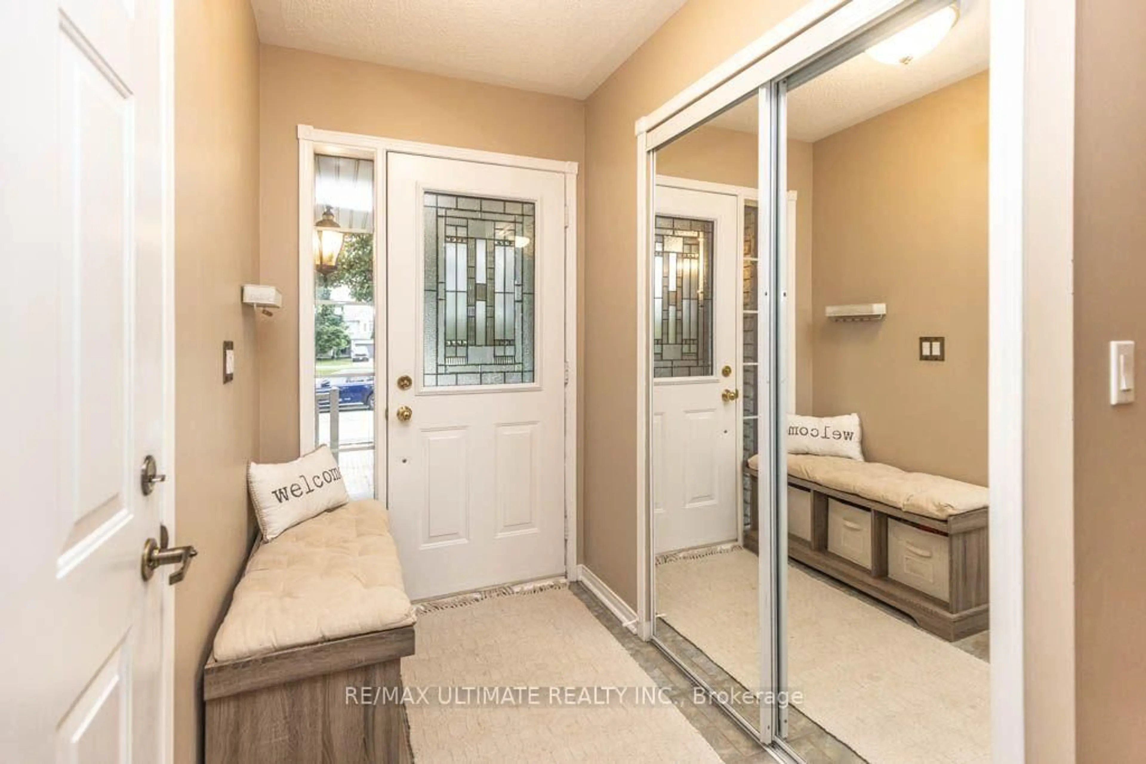 Indoor entryway for 46 Beaumaris Cres, Whitby Ontario L1M 2H3