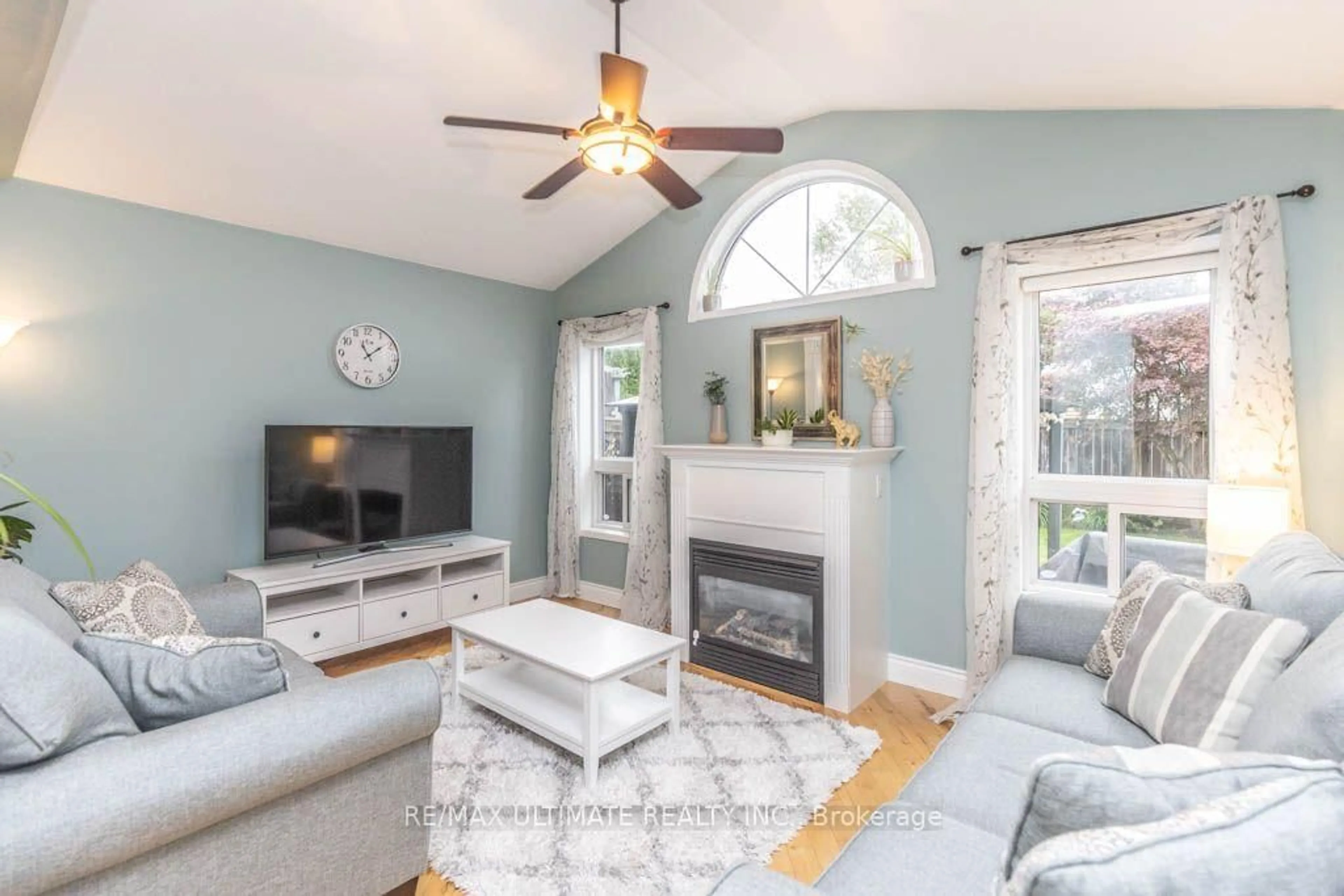 Living room with furniture, unknown for 46 Beaumaris Cres, Whitby Ontario L1M 2H3