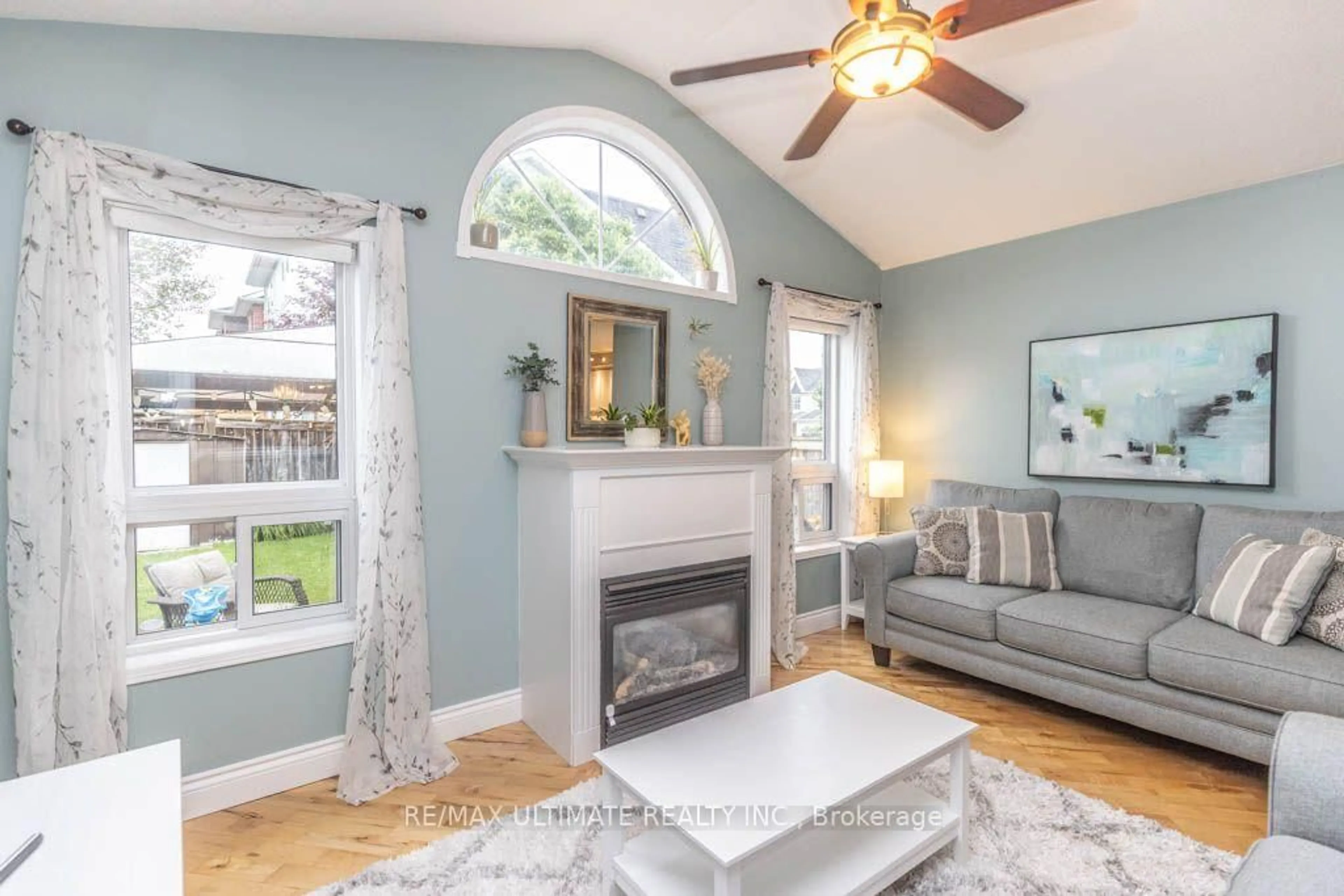 Living room with furniture, unknown for 46 Beaumaris Cres, Whitby Ontario L1M 2H3