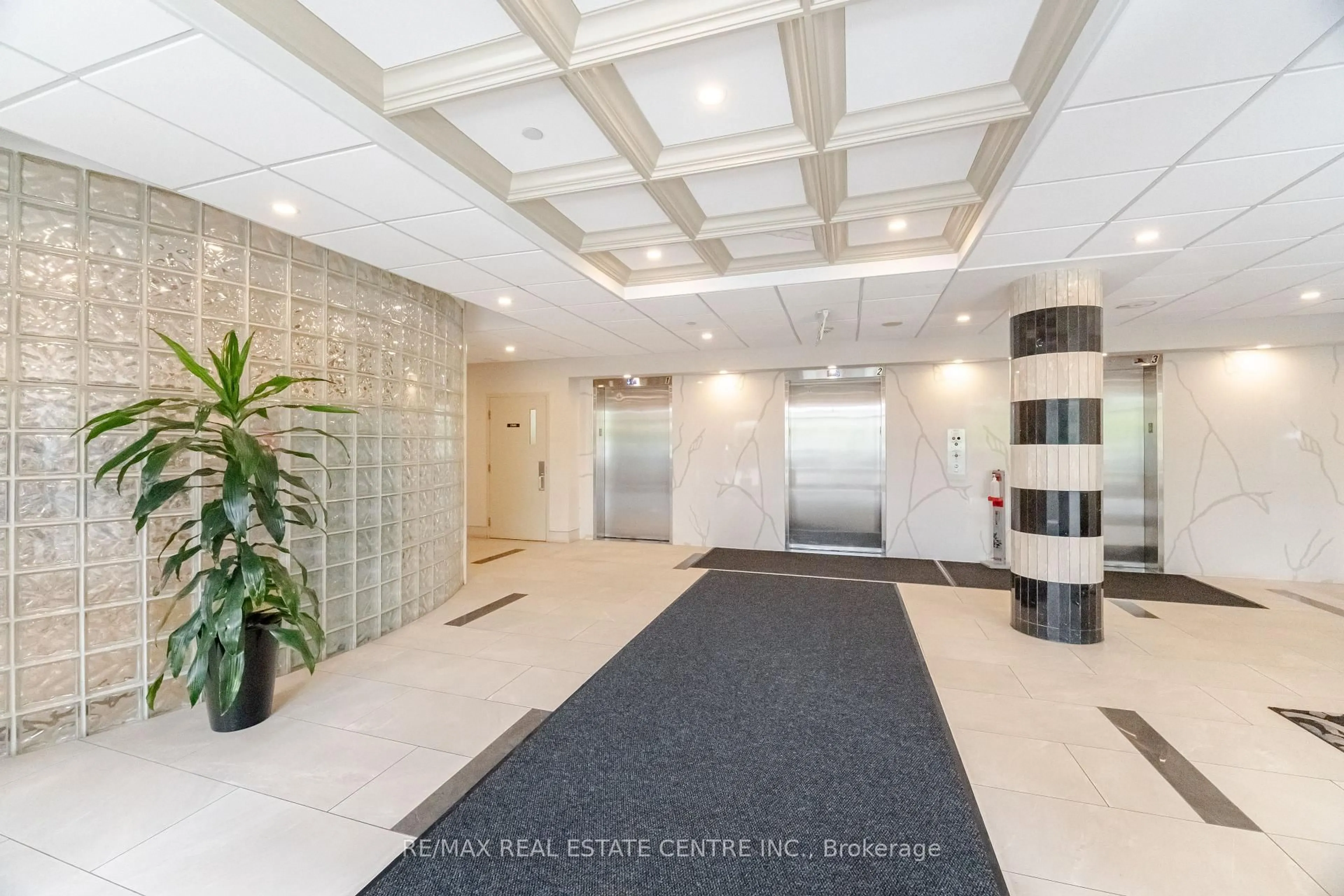 Indoor foyer for 1470 Midland Ave #718, Toronto Ontario M1P 4Z4