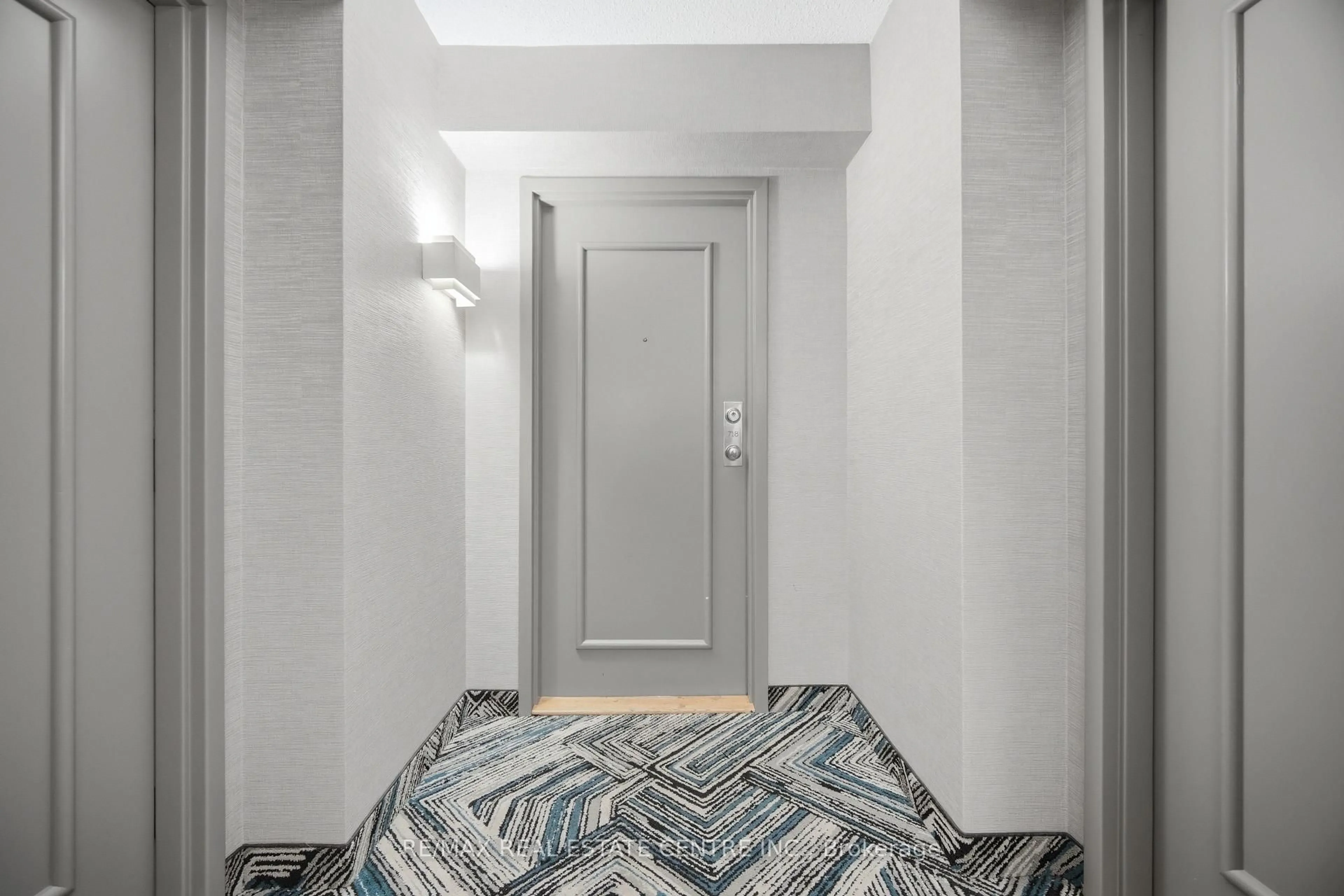 Indoor foyer for 1470 Midland Ave #718, Toronto Ontario M1P 4Z4