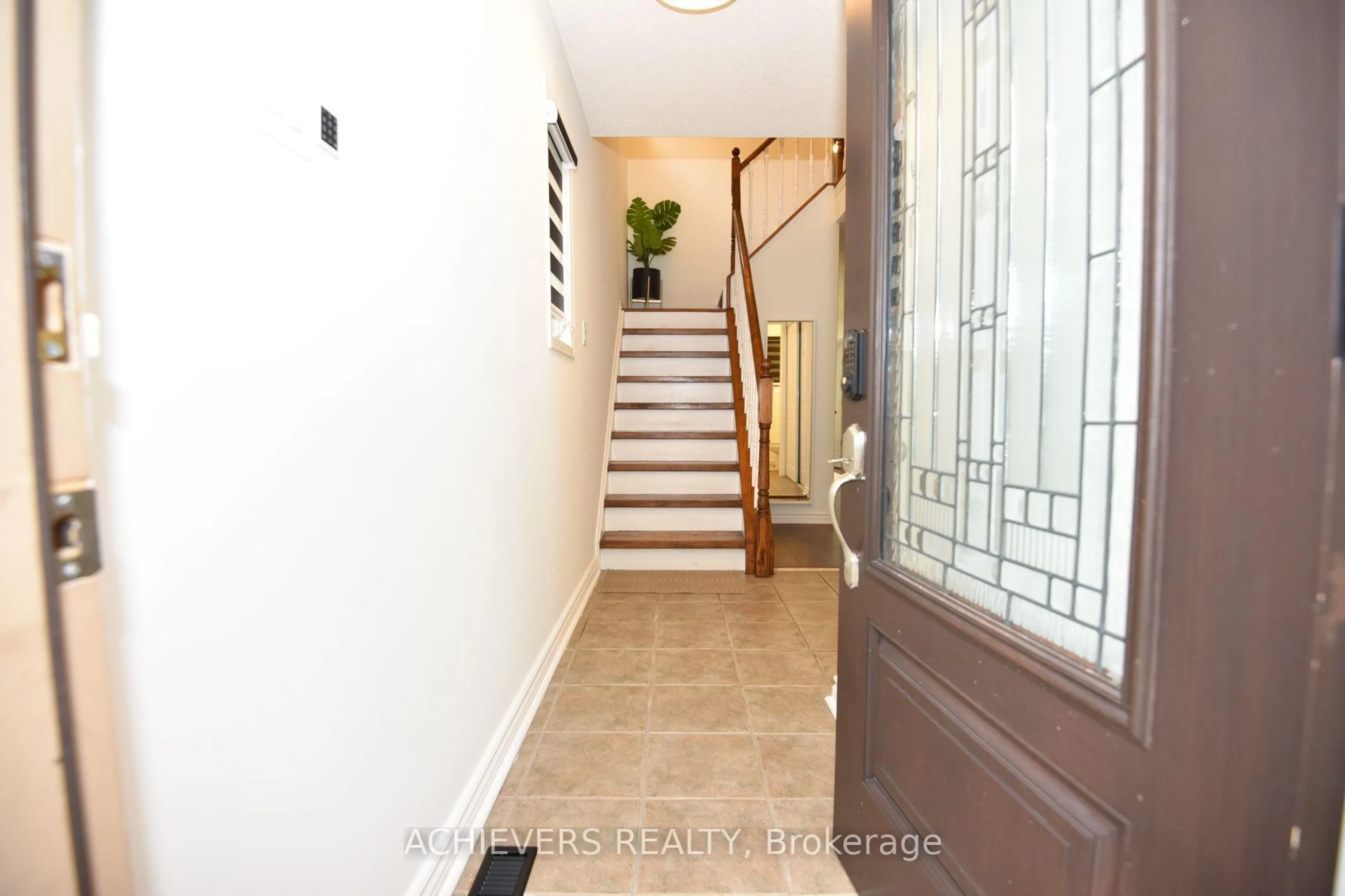 Indoor entryway for 19 Mccullock Cres, Ajax Ontario L1T 3X1