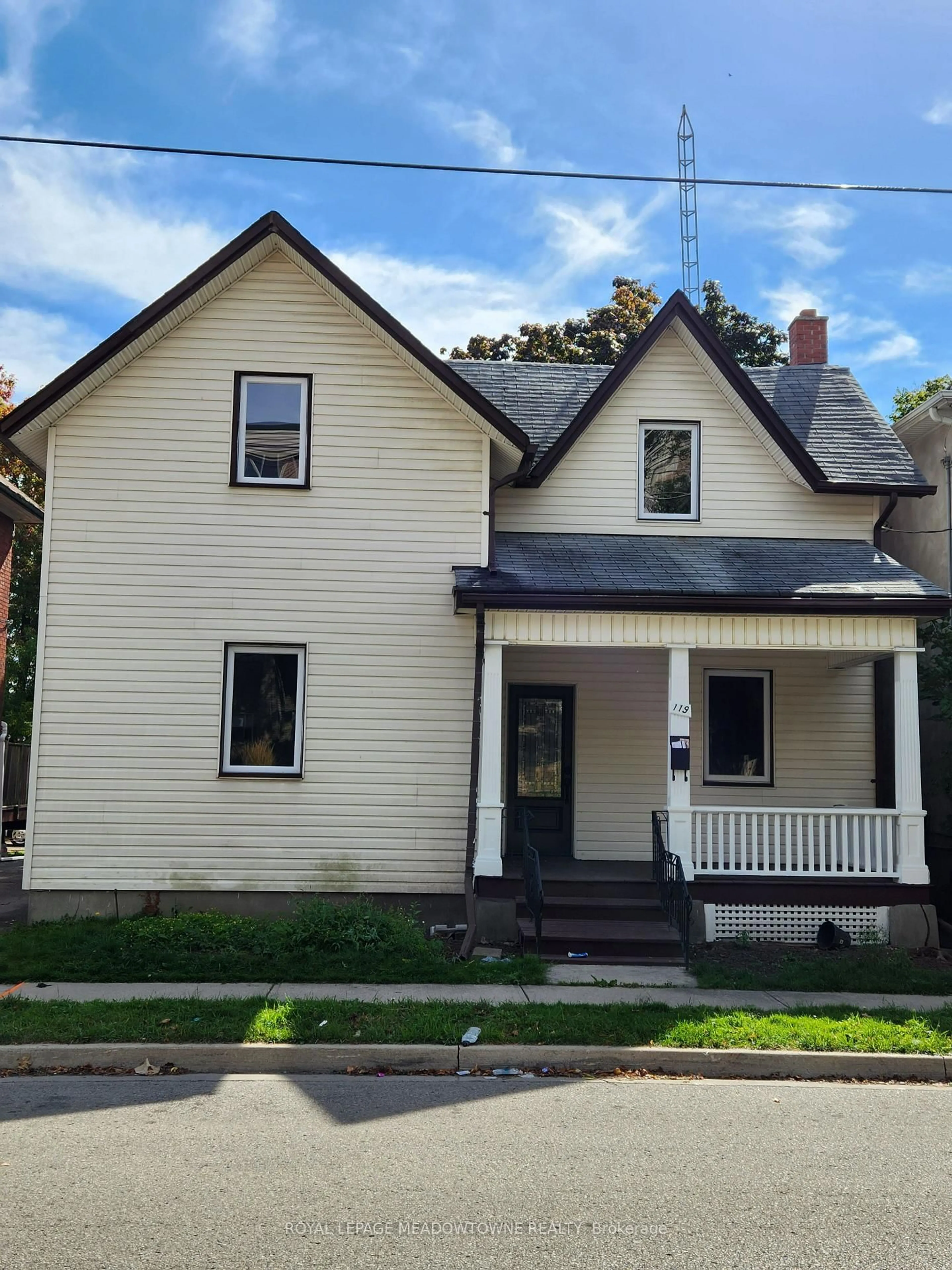 Home with vinyl exterior material, street for 119 Colborne St, Oshawa Ontario L1G 1M3