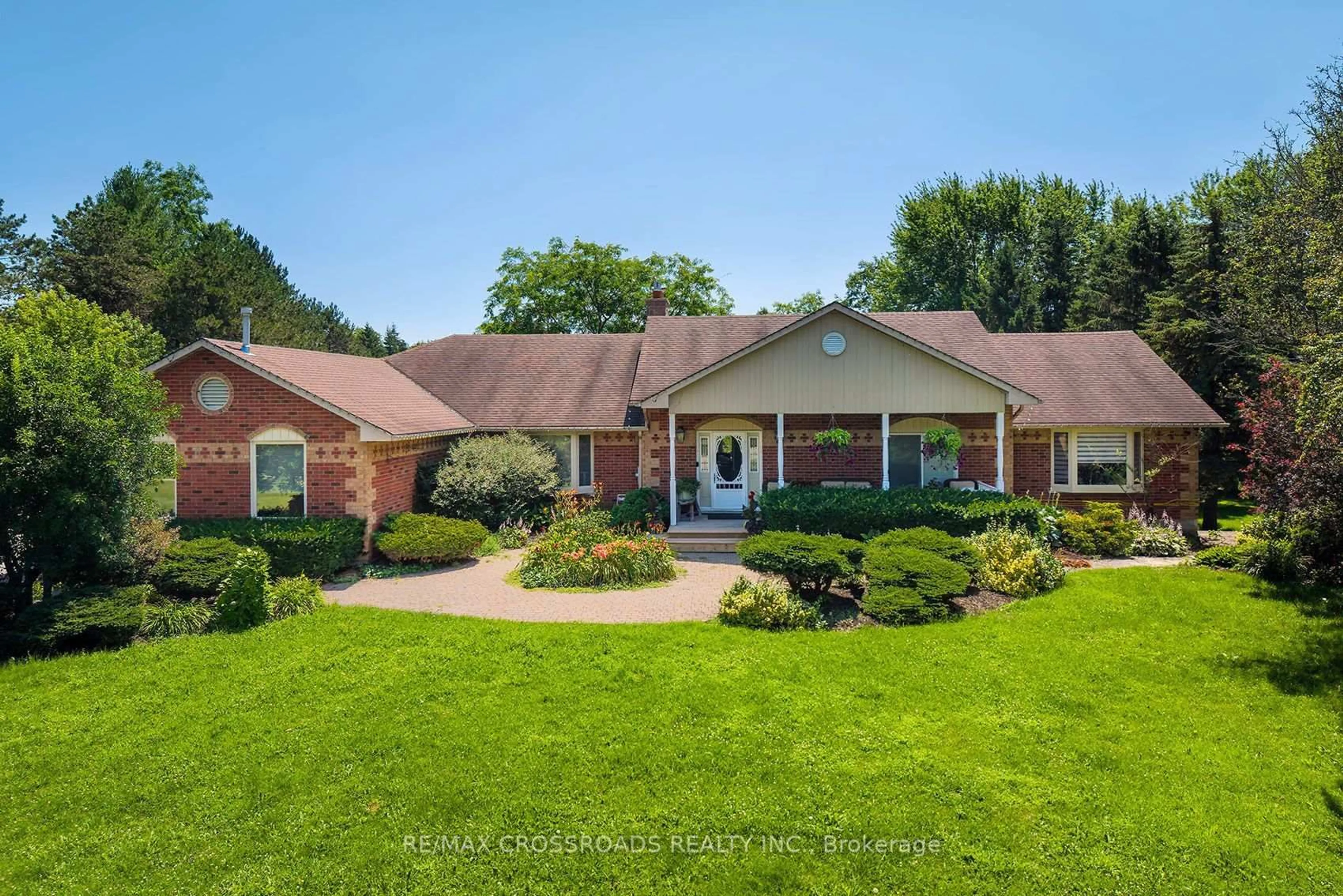 A pic from outside/outdoor area/front of a property/back of a property/a pic from drone, unknown for 5 Buttery Crt, Clarington Ontario L1C 4H7