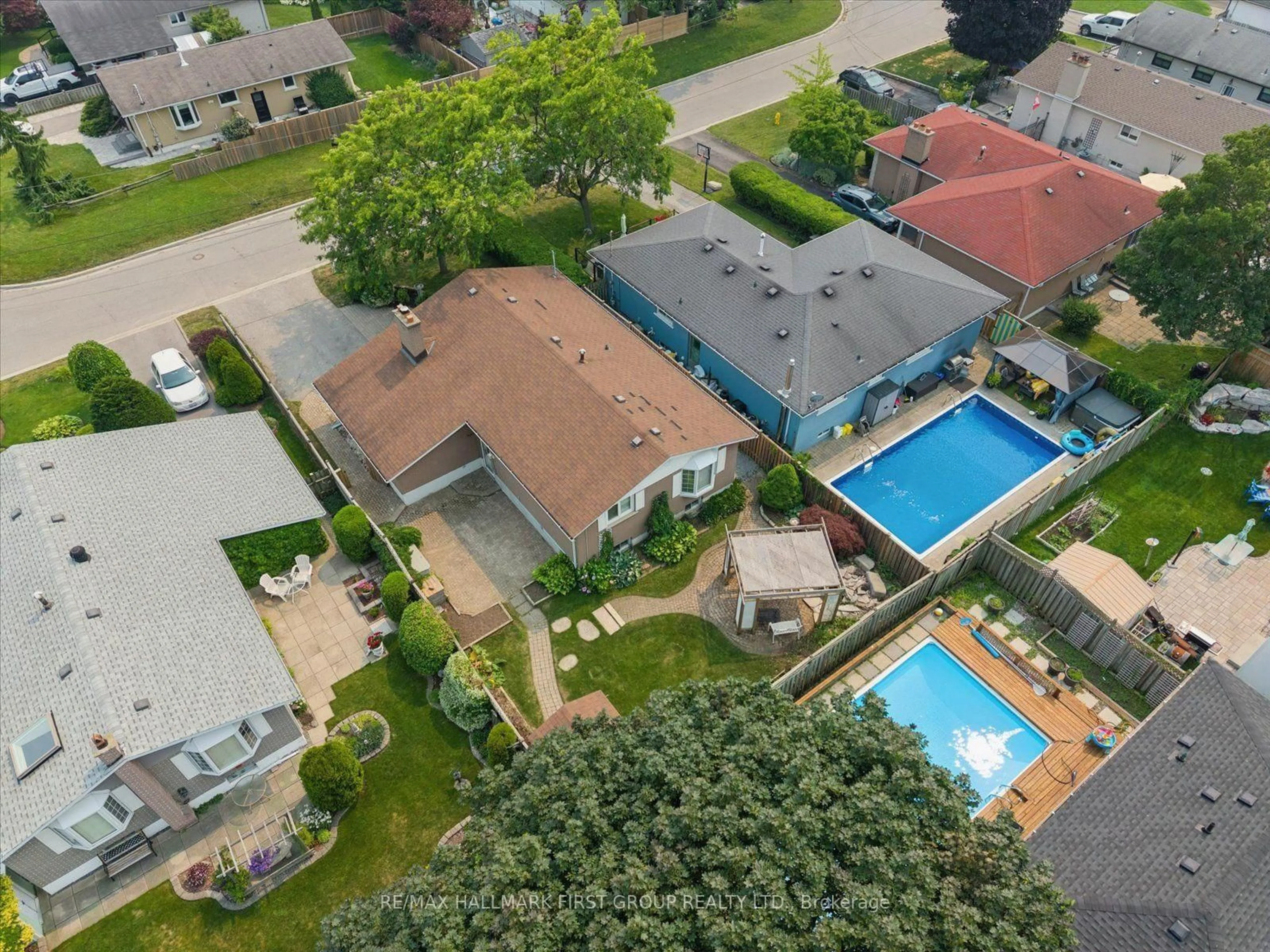 A pic from outside/outdoor area/front of a property/back of a property/a pic from drone, city buildings view from balcony for 970 Timmins Gdns, Pickering Ontario L1W 2L2