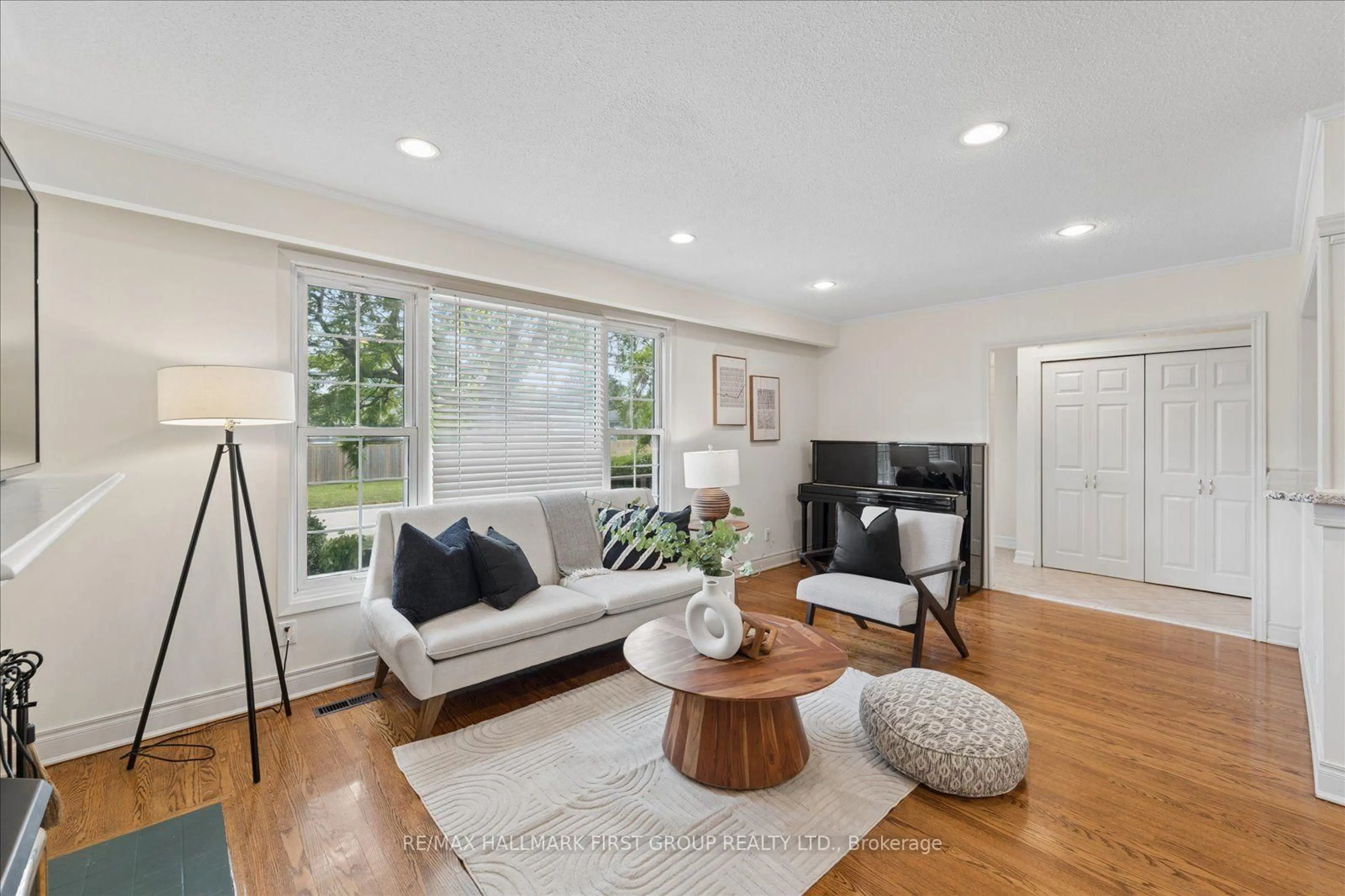 Living room with furniture, unknown for 970 Timmins Gdns, Pickering Ontario L1W 2L2