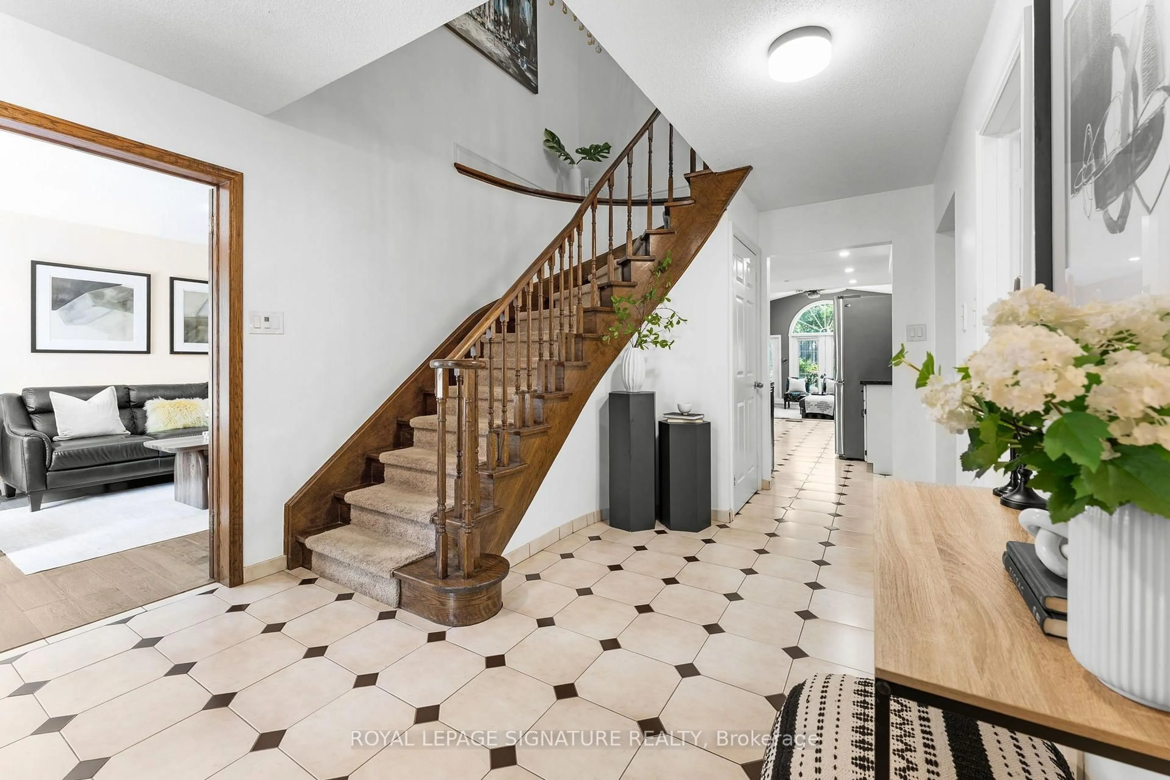 Indoor foyer for 840 Sheppard Ave, Pickering Ontario L1V 1G5