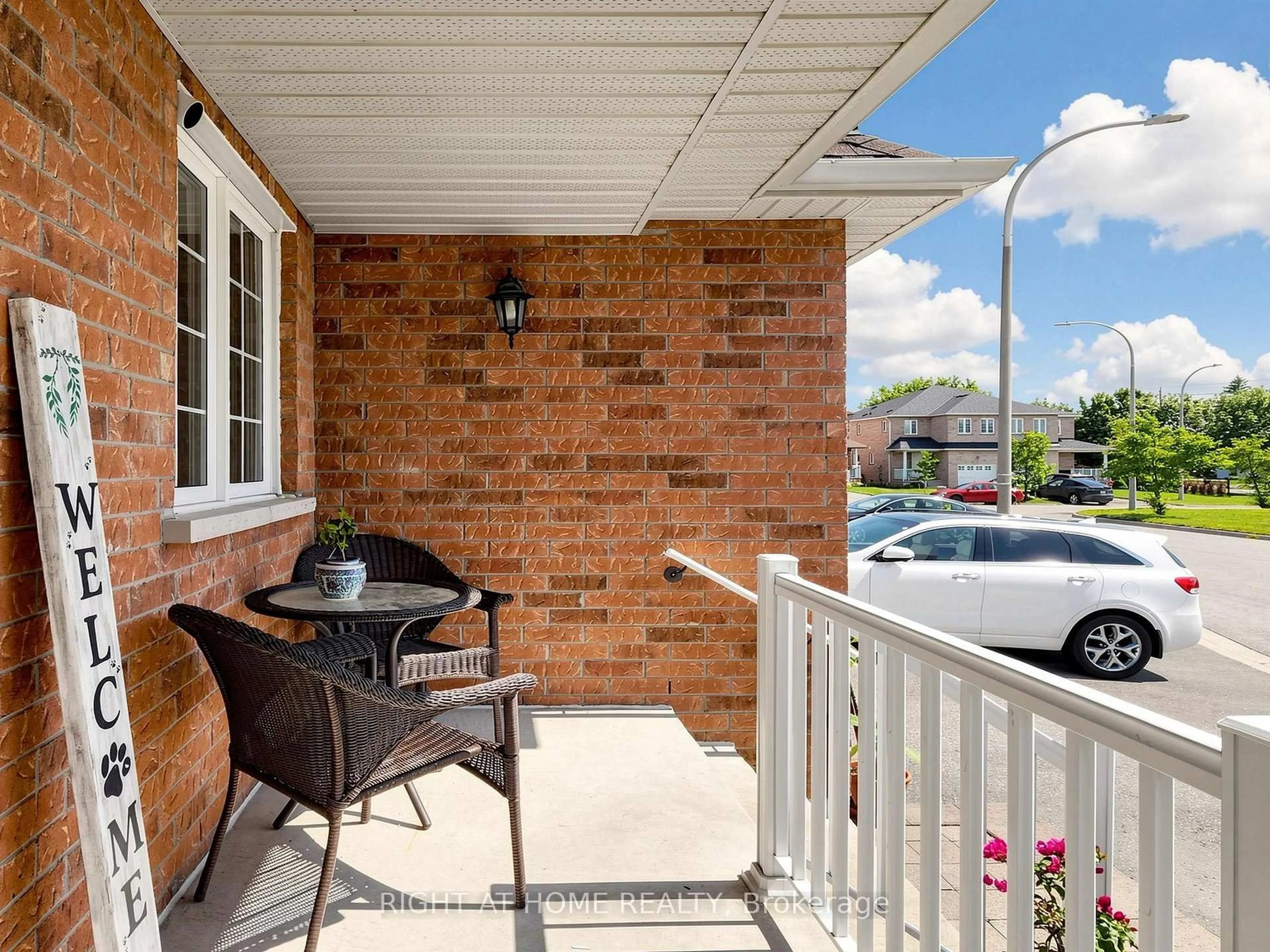 Patio, street for 25 Teagarden Crt, Whitby Ontario L1R 3G1