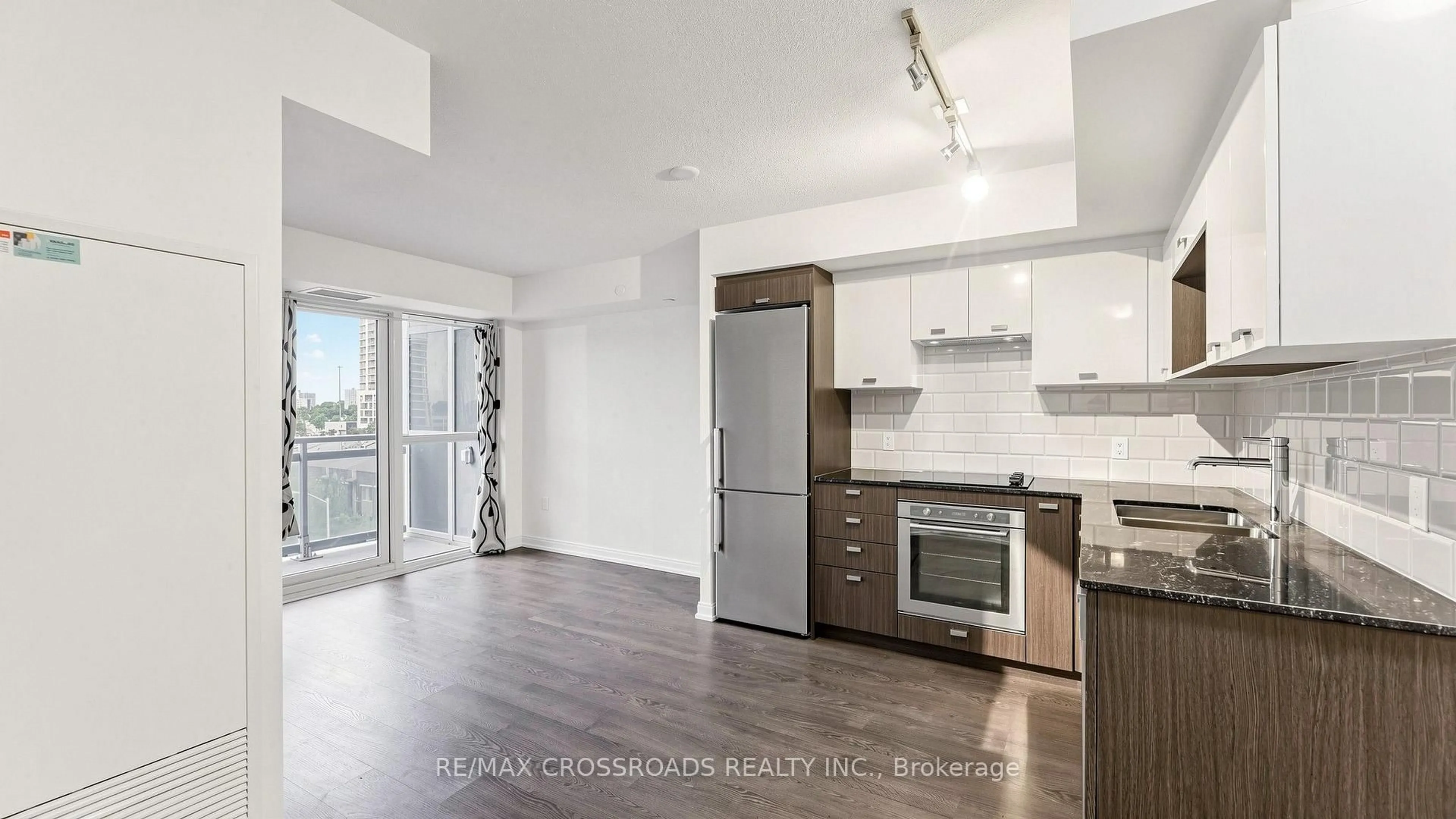 Open concept kitchen, wood/laminate floor for 275 Village Green Sq #525, Toronto Ontario M1S 0L8
