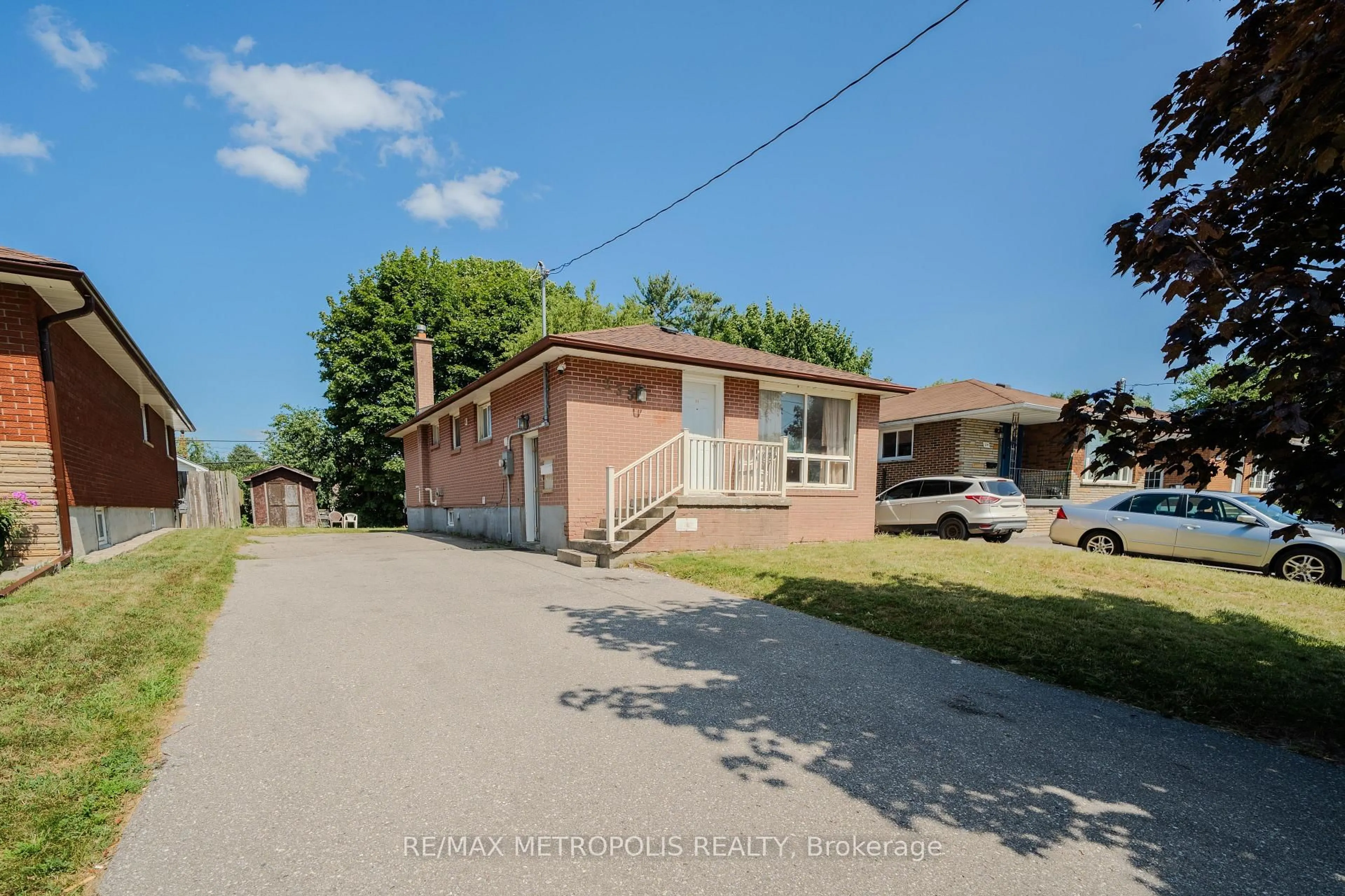 A pic from outside/outdoor area/front of a property/back of a property/a pic from drone, street for 235 Waverly St, Oshawa Ontario L1J 5V3
