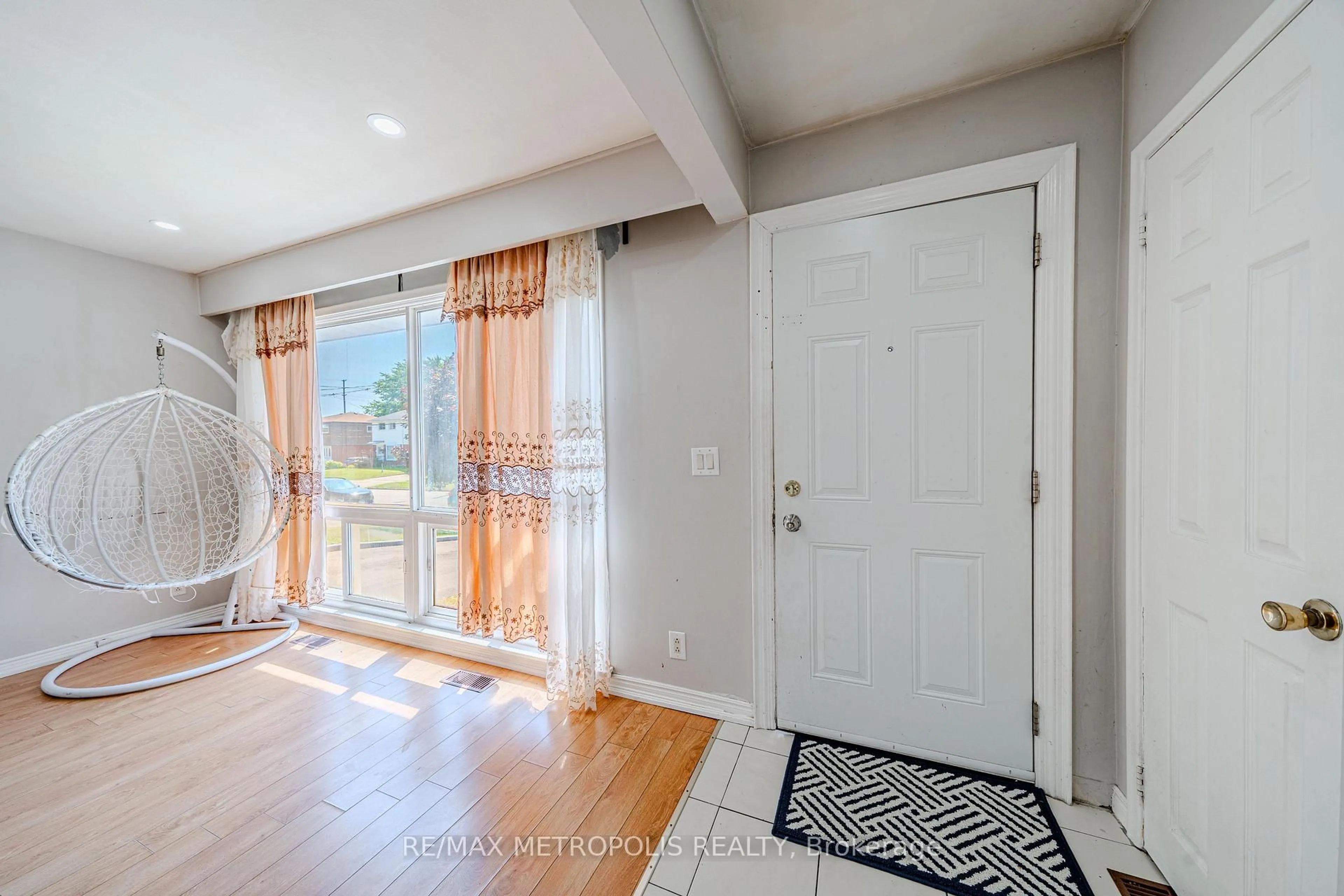 Indoor entryway for 235 Waverly St, Oshawa Ontario L1J 5V3