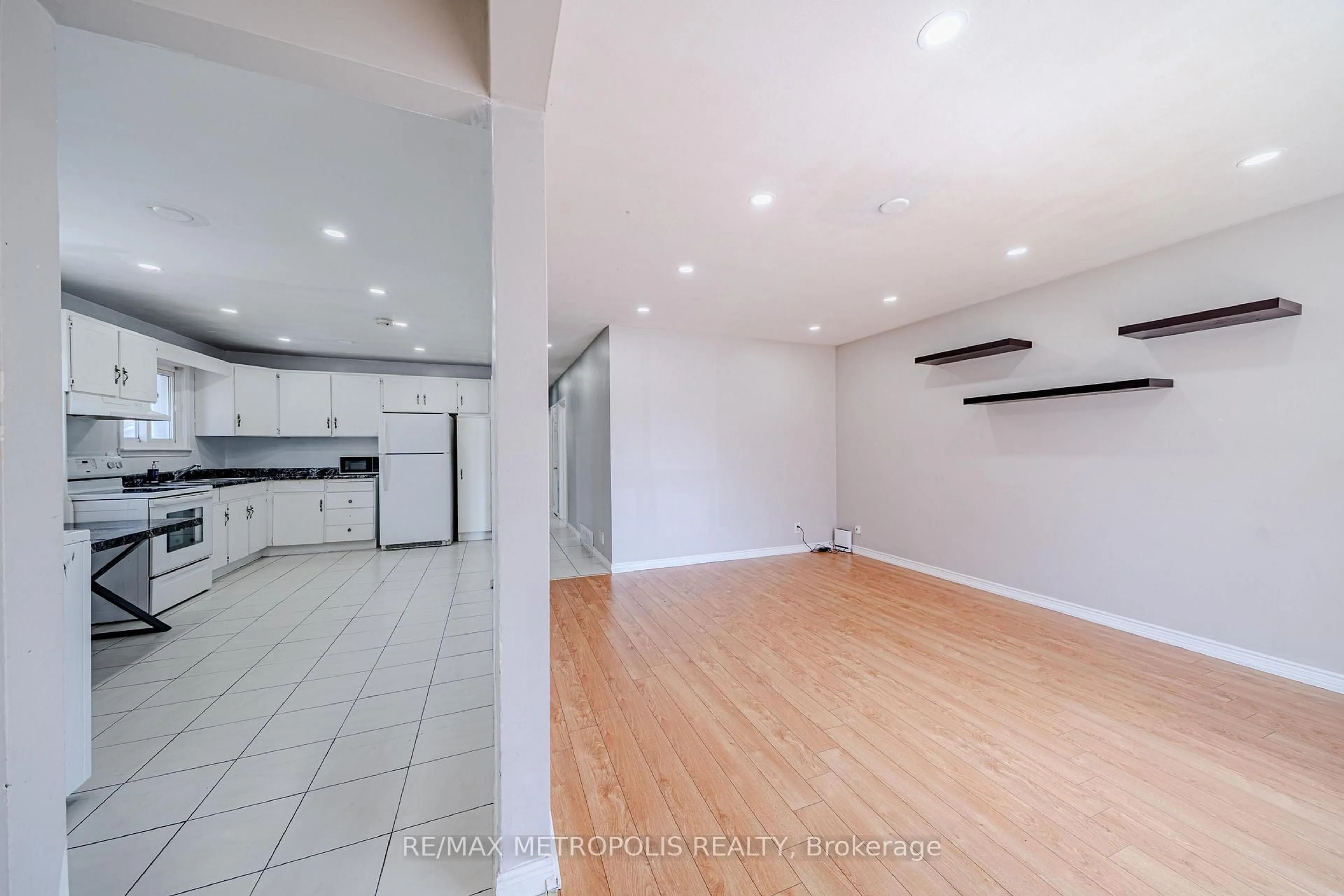 A pic of a room for 235 Waverly St, Oshawa Ontario L1J 5V3