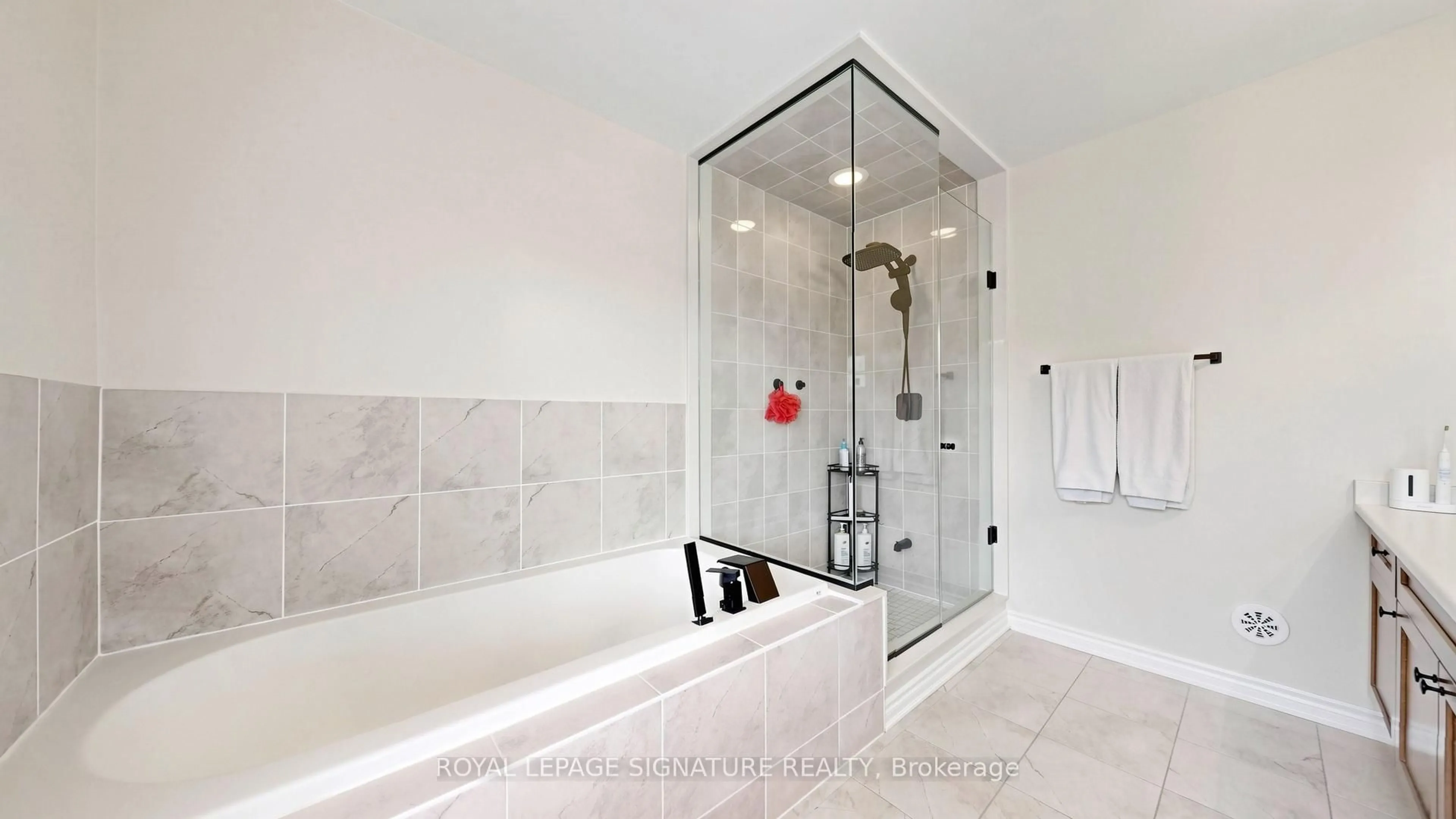 Contemporary bathroom, ceramic/tile floor for 35 Heron Park Pl #10, Toronto Ontario M1E 0B8