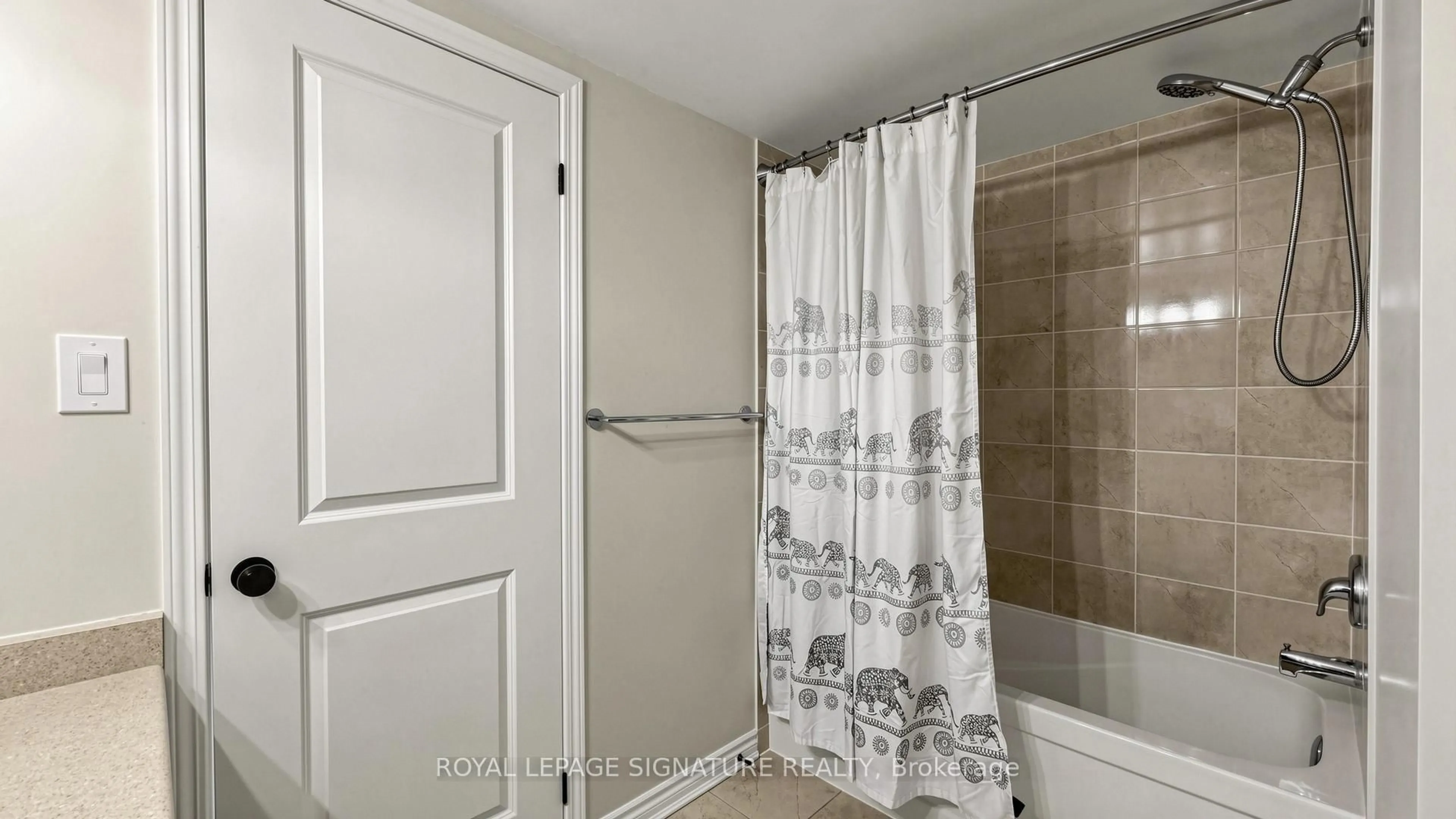 Standard bathroom, ceramic/tile floor for 35 Heron Park Pl #10, Toronto Ontario M1E 0B8