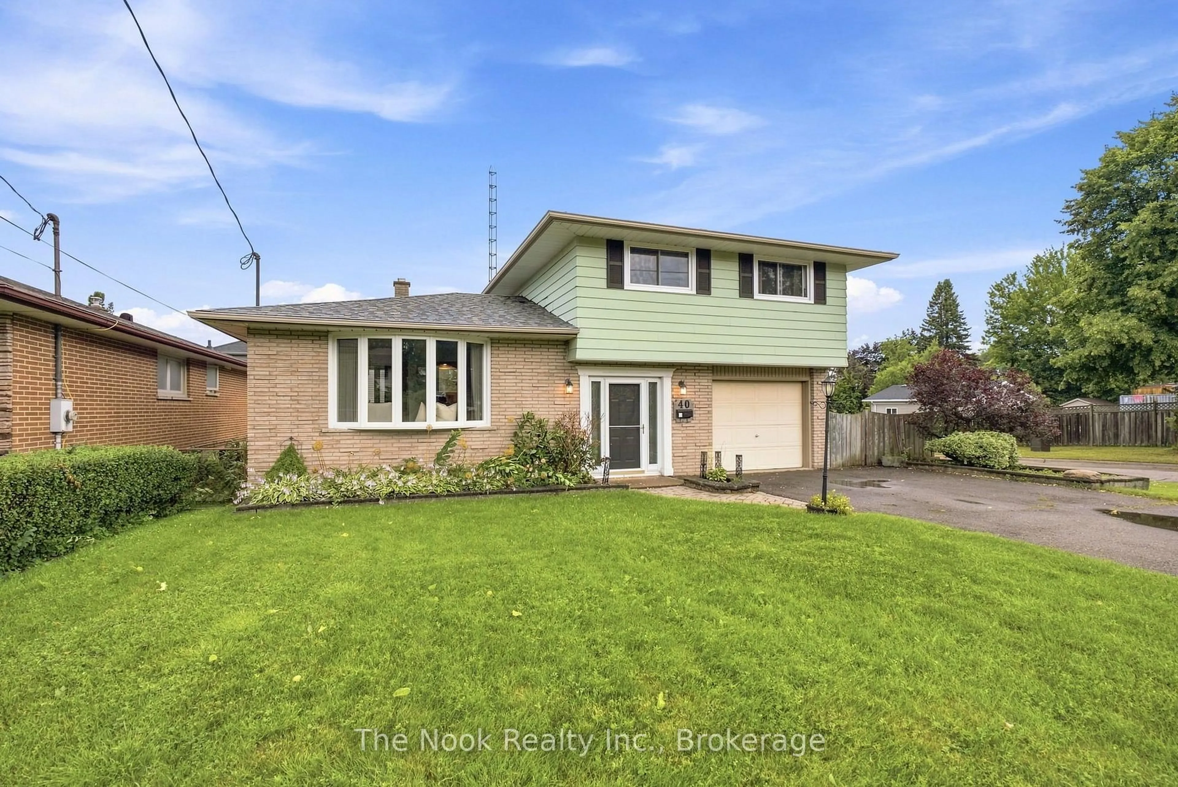 Home with brick exterior material, street for 40 Keewatin St, Oshawa Ontario L1H 6Z1