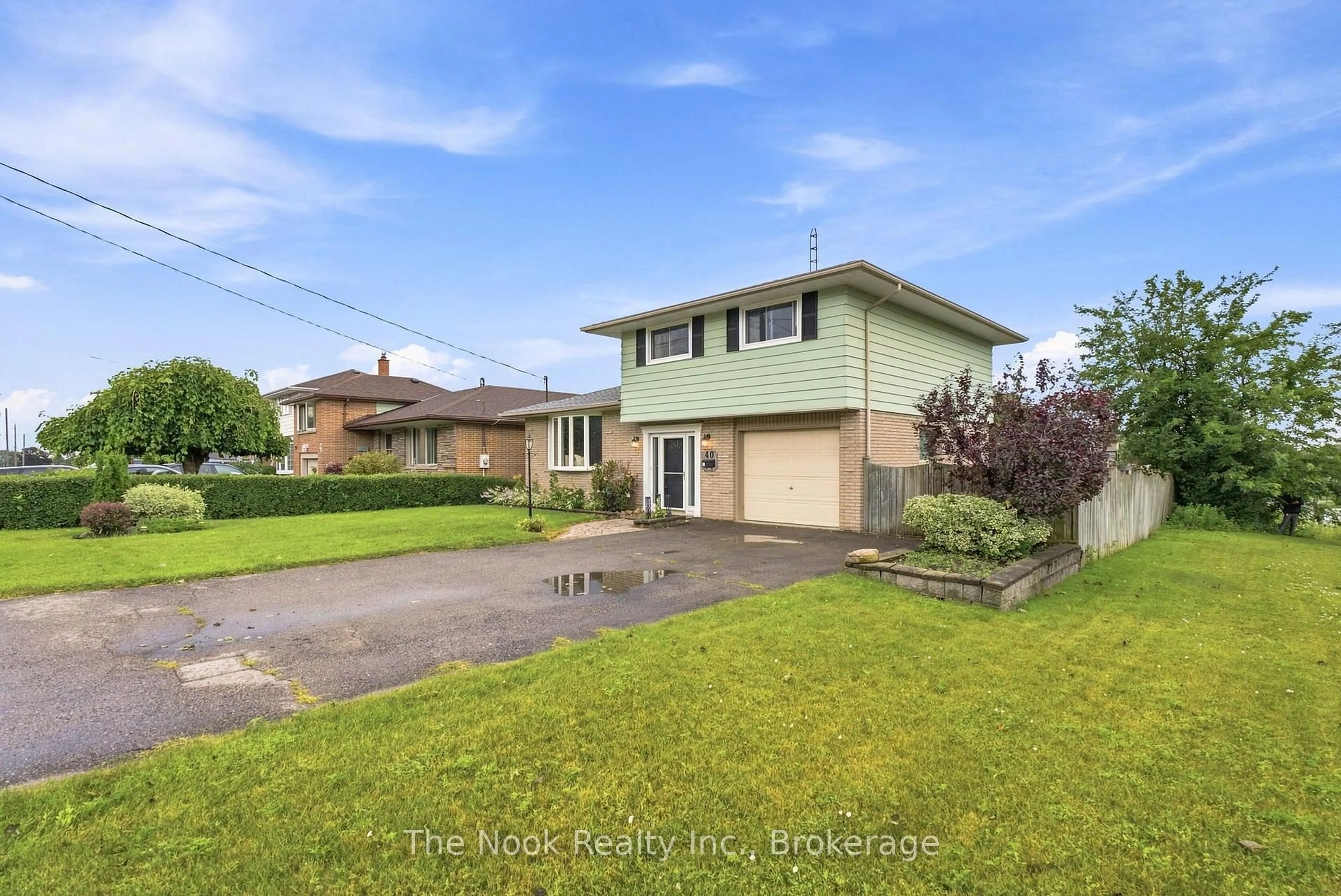 A pic from outside/outdoor area/front of a property/back of a property/a pic from drone, street for 40 Keewatin St, Oshawa Ontario L1H 6Z1